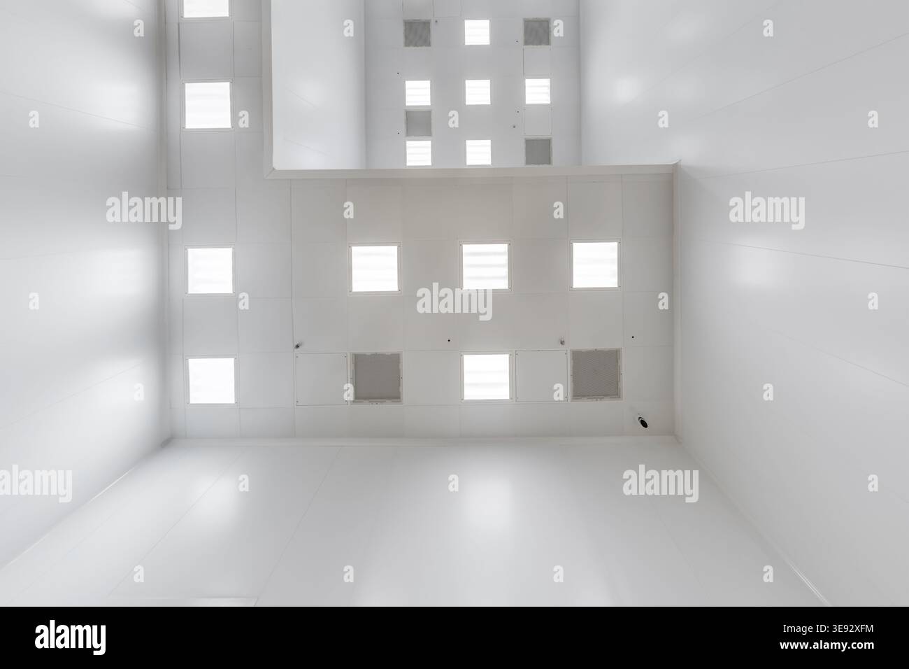 vue de bas en haut du plafond avec éclairage industriel et ventilation Banque D'Images