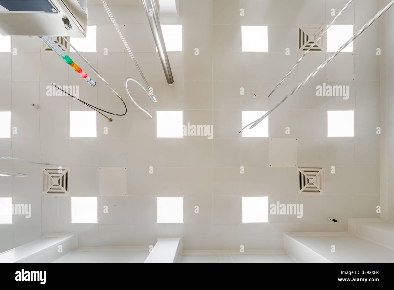 vue de bas en haut du plafond avec éclairage industriel et ventilation Banque D'Images