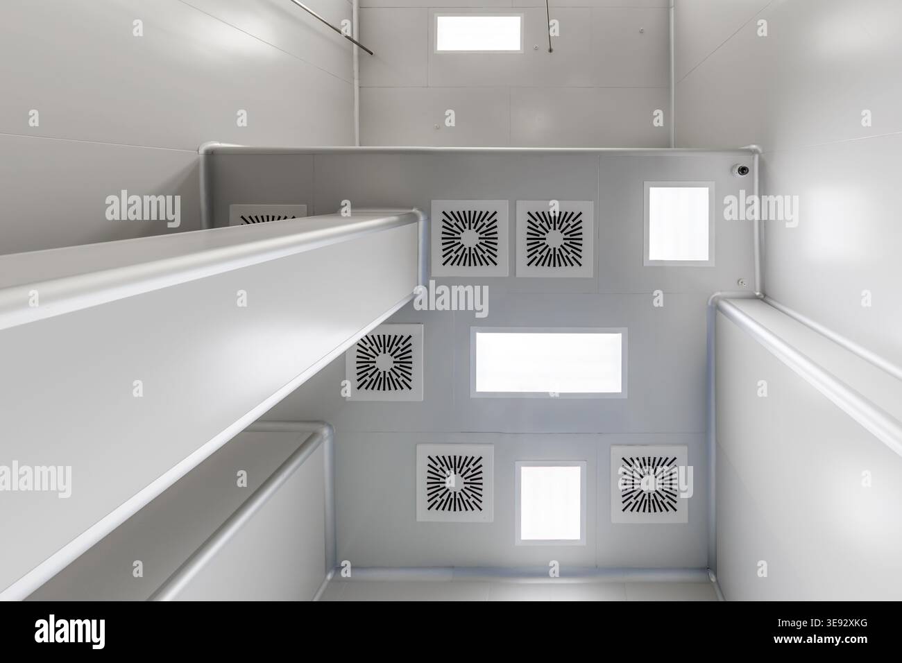 vue de bas en haut du plafond avec éclairage industriel et ventilation Banque D'Images
