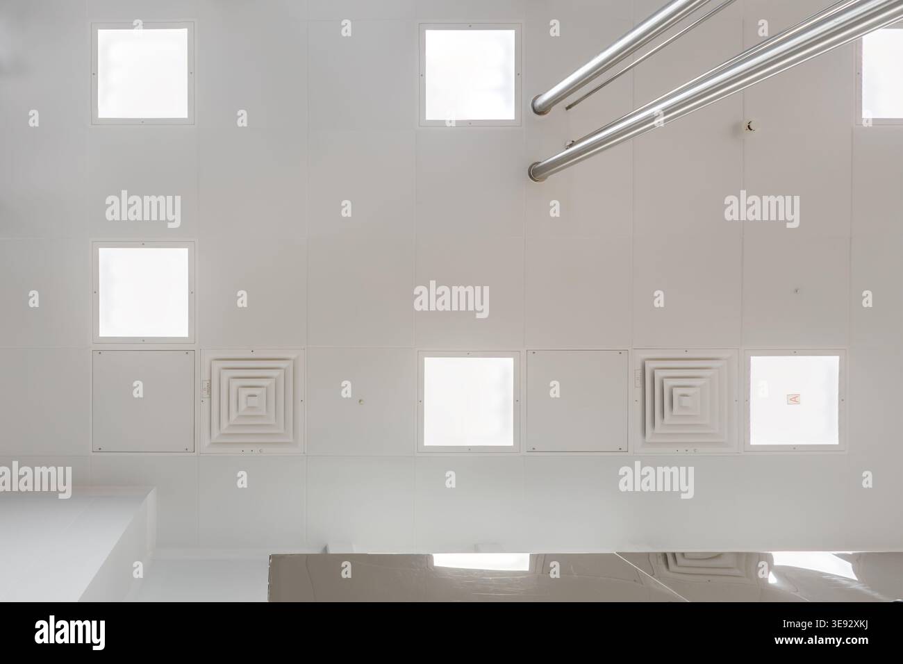 vue de bas en haut du plafond avec éclairage industriel et ventilation Banque D'Images