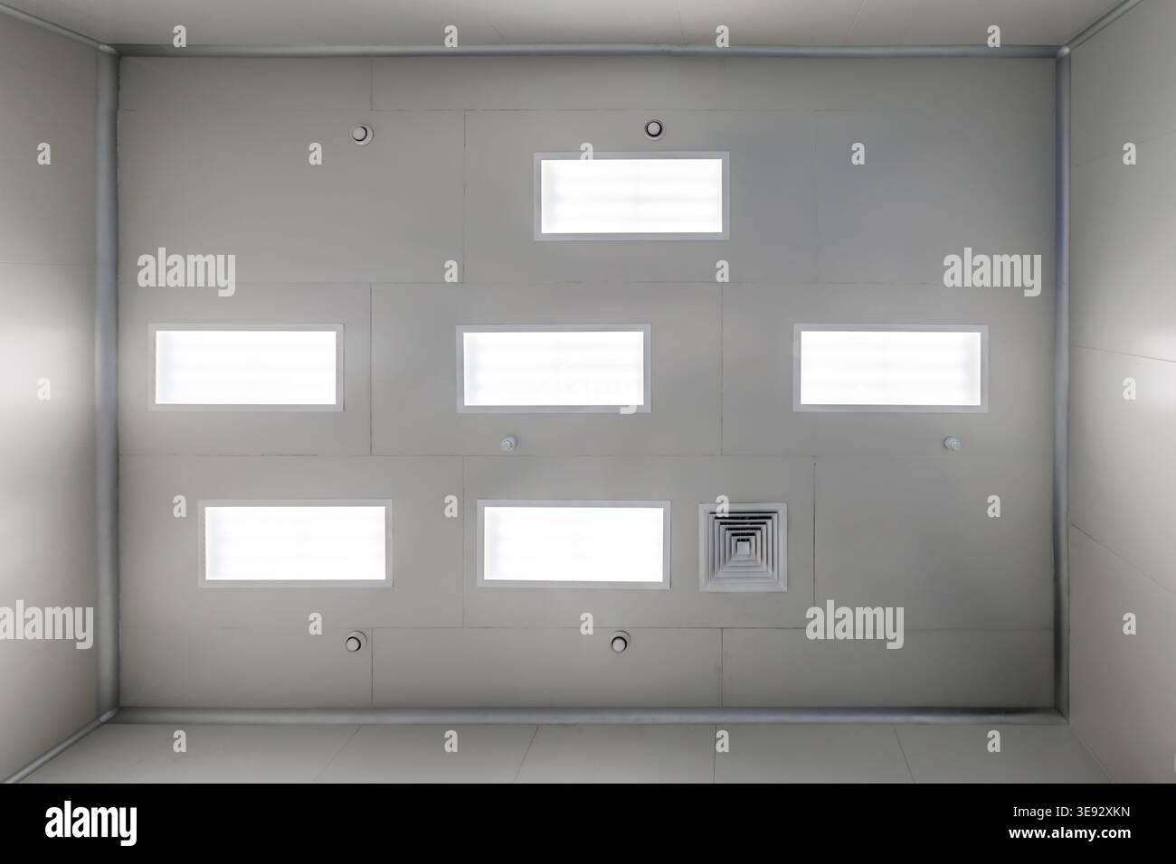 vue de bas en haut du plafond avec éclairage industriel et ventilation Banque D'Images