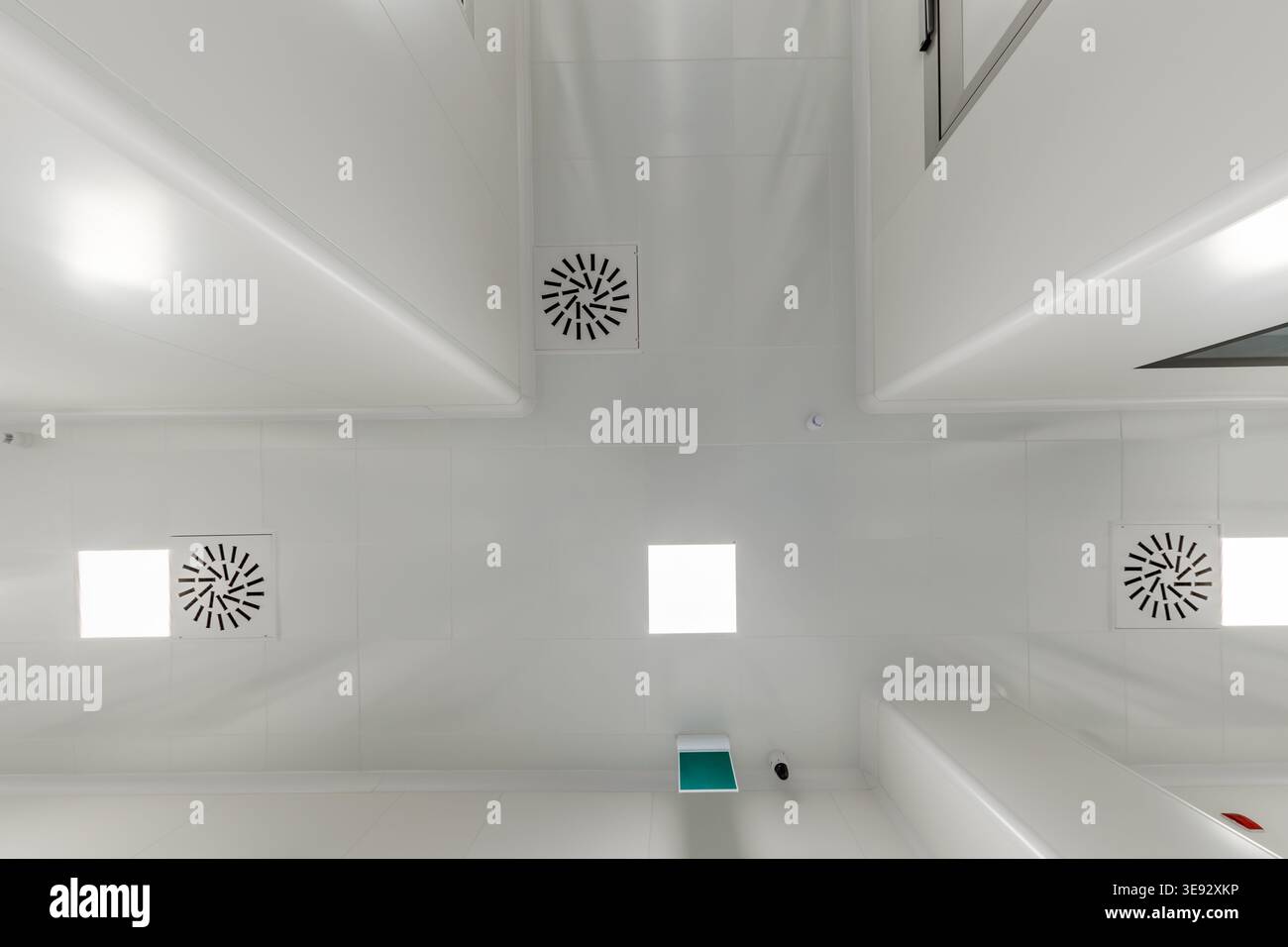 vue de bas en haut du plafond avec éclairage industriel et ventilation Banque D'Images