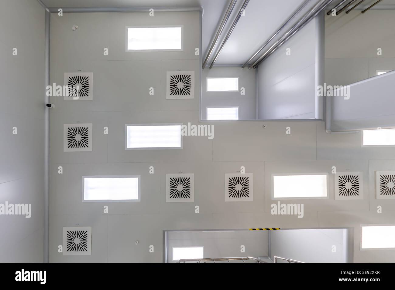 vue de bas en haut du plafond avec éclairage industriel et ventilation Banque D'Images