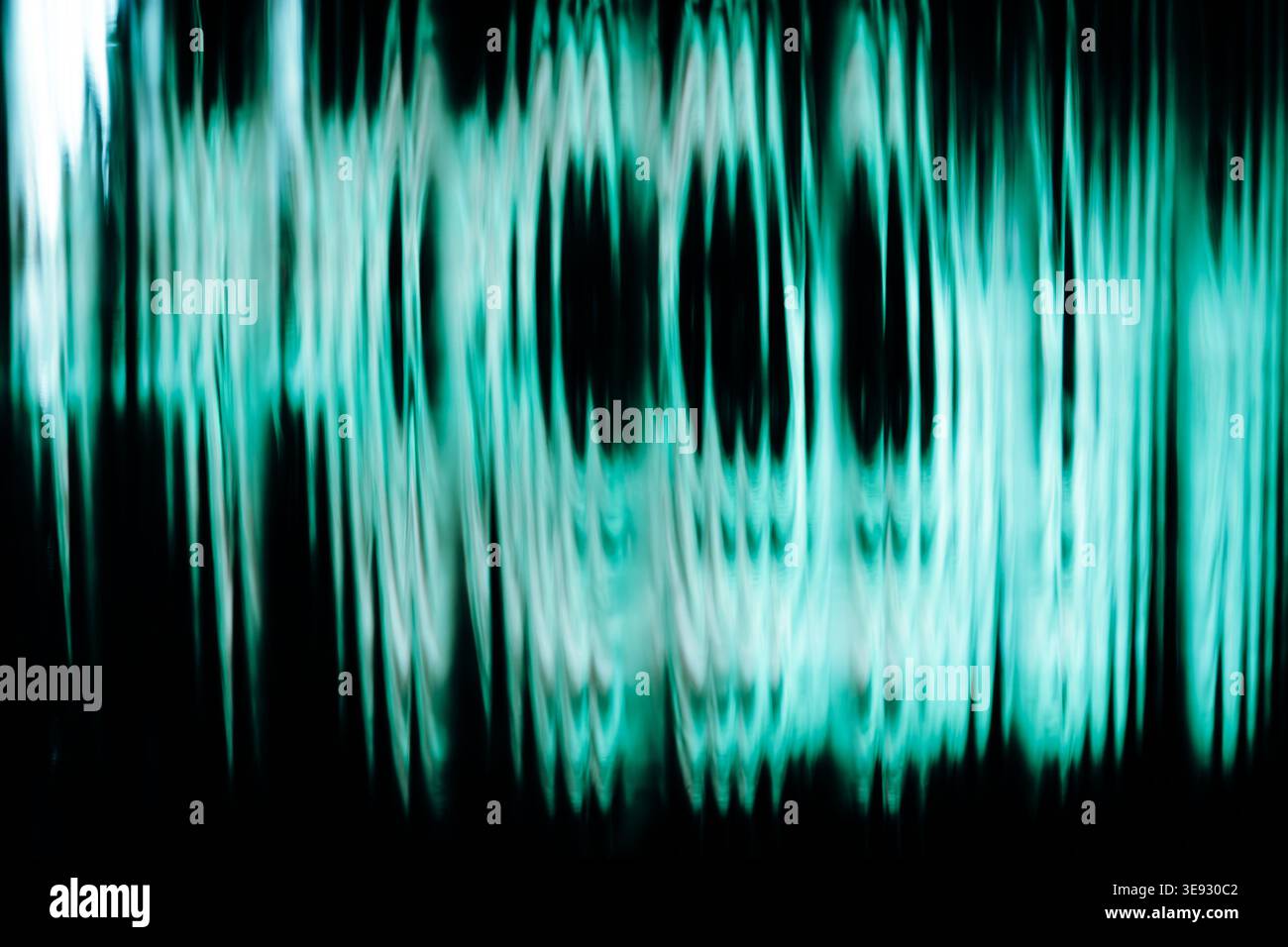 Ondes lumineuses cyan déformées verticales formant une fréquence numérique abstraite Banque D'Images