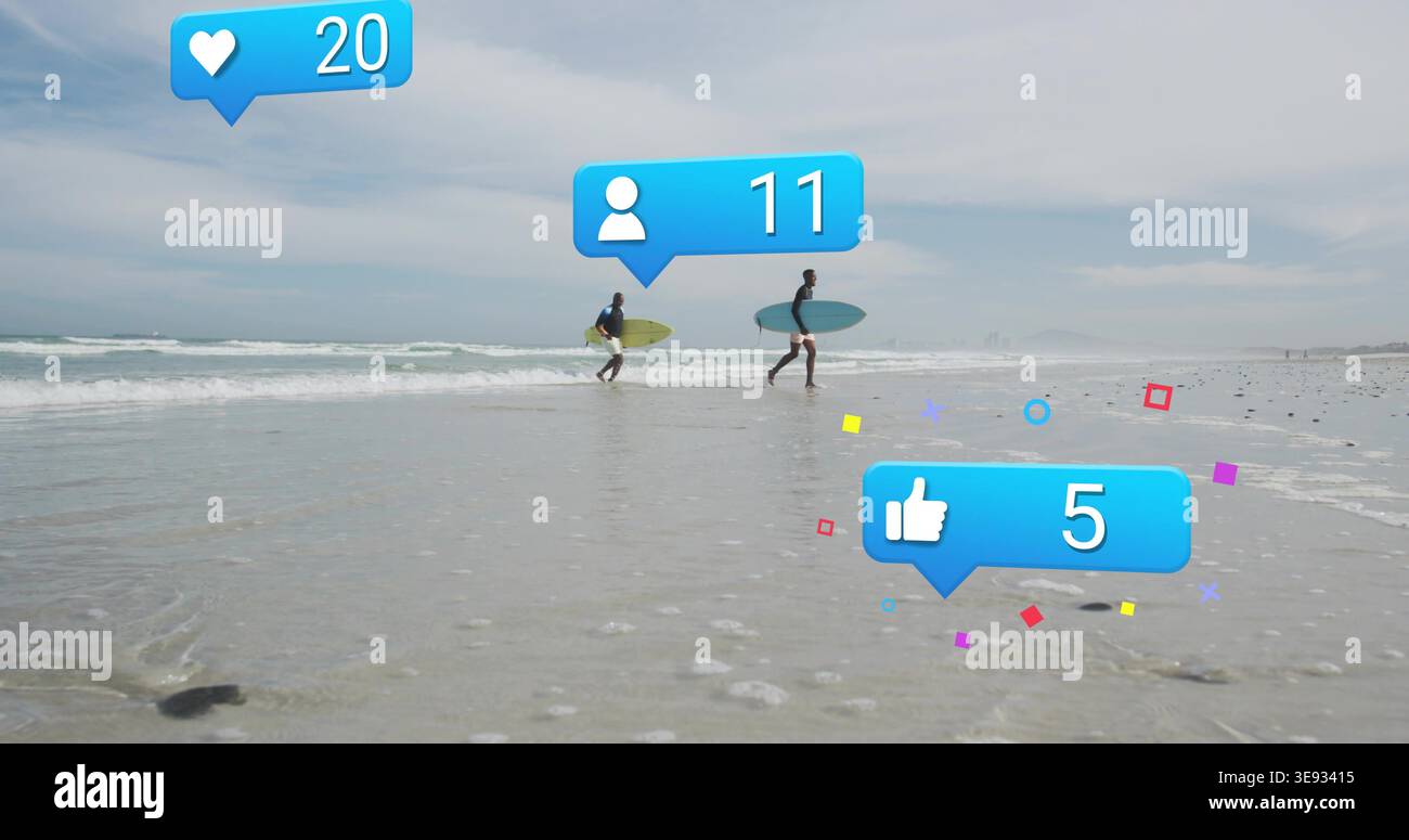 Marcher deux surfeurs en combinaisons portant des planches jaunes et bleues au rivage, bulles de notification Banque D'Images