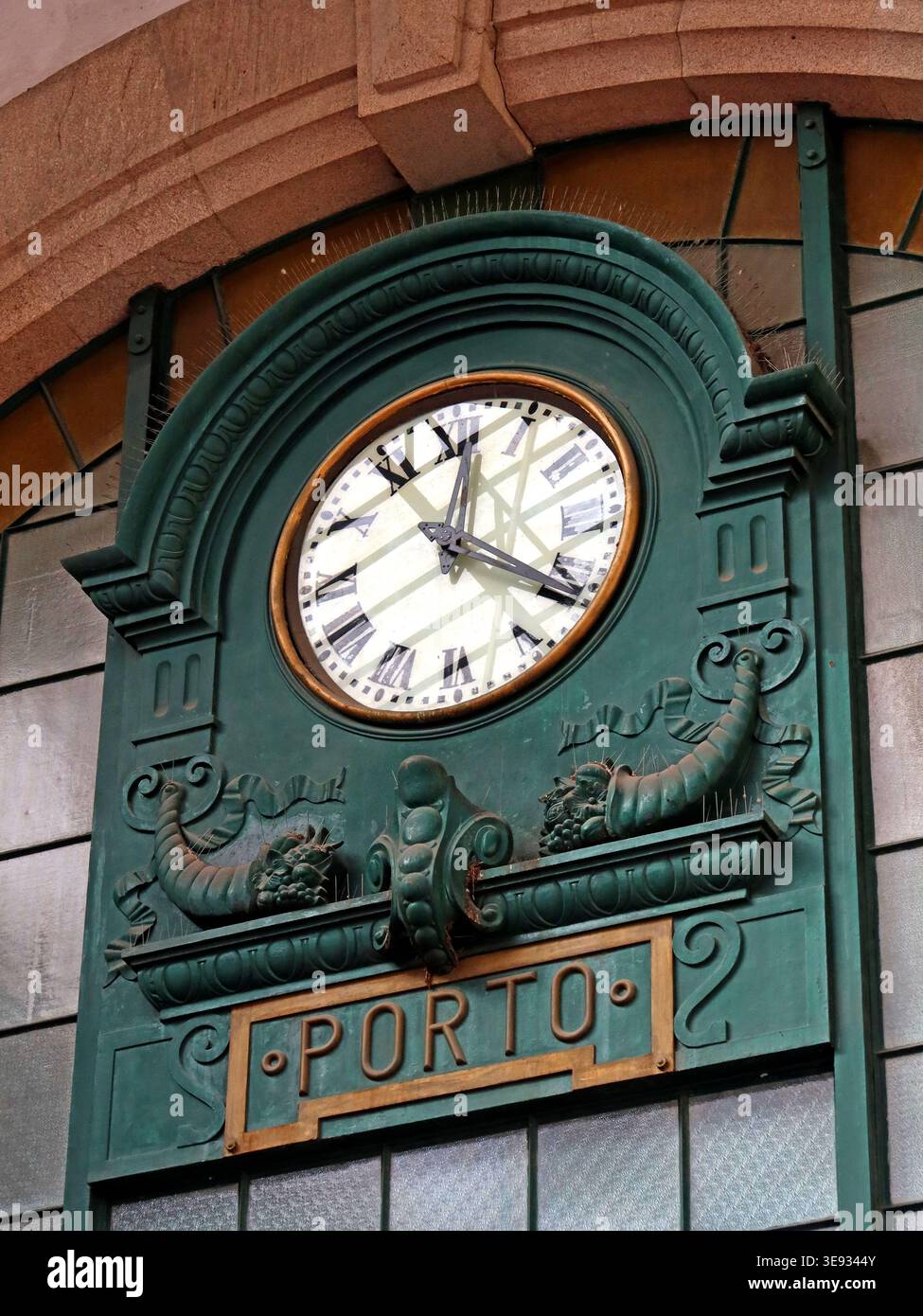 Horloge de la gare de Porto. Banque D'Images