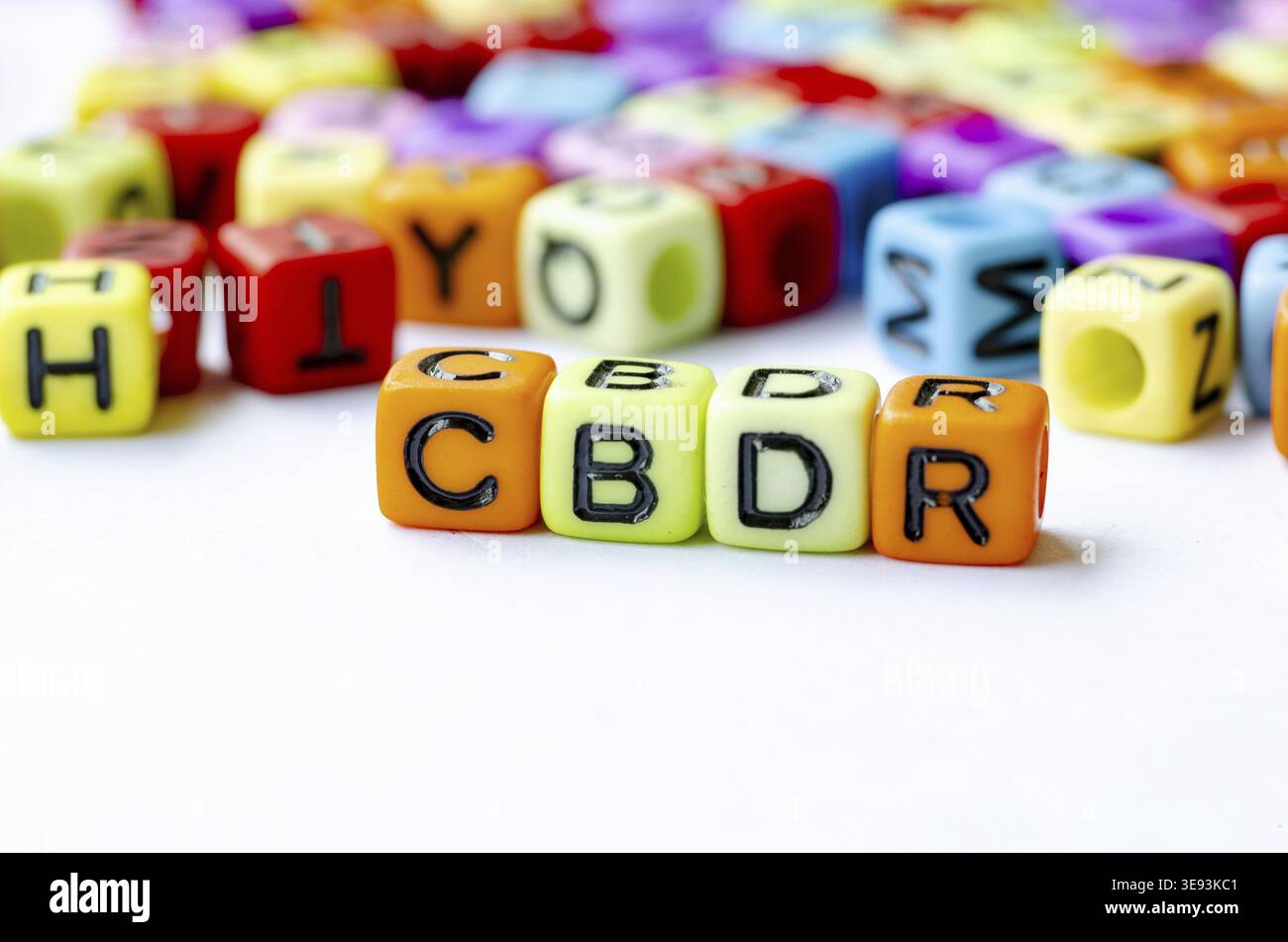 Texte CBDR sur des cubes multicolores représentant des responsabilités communes mais différenciées. Concept de conservation Banque D'Images