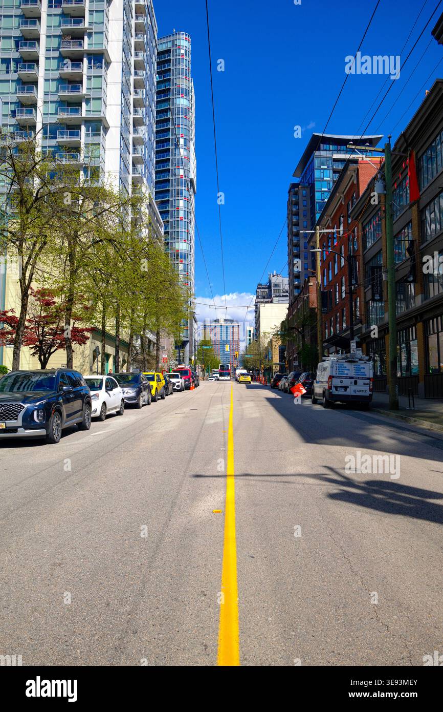 Milieu de la route sur une rue du centre-ville à Vancouver, C.-B. Banque D'Images