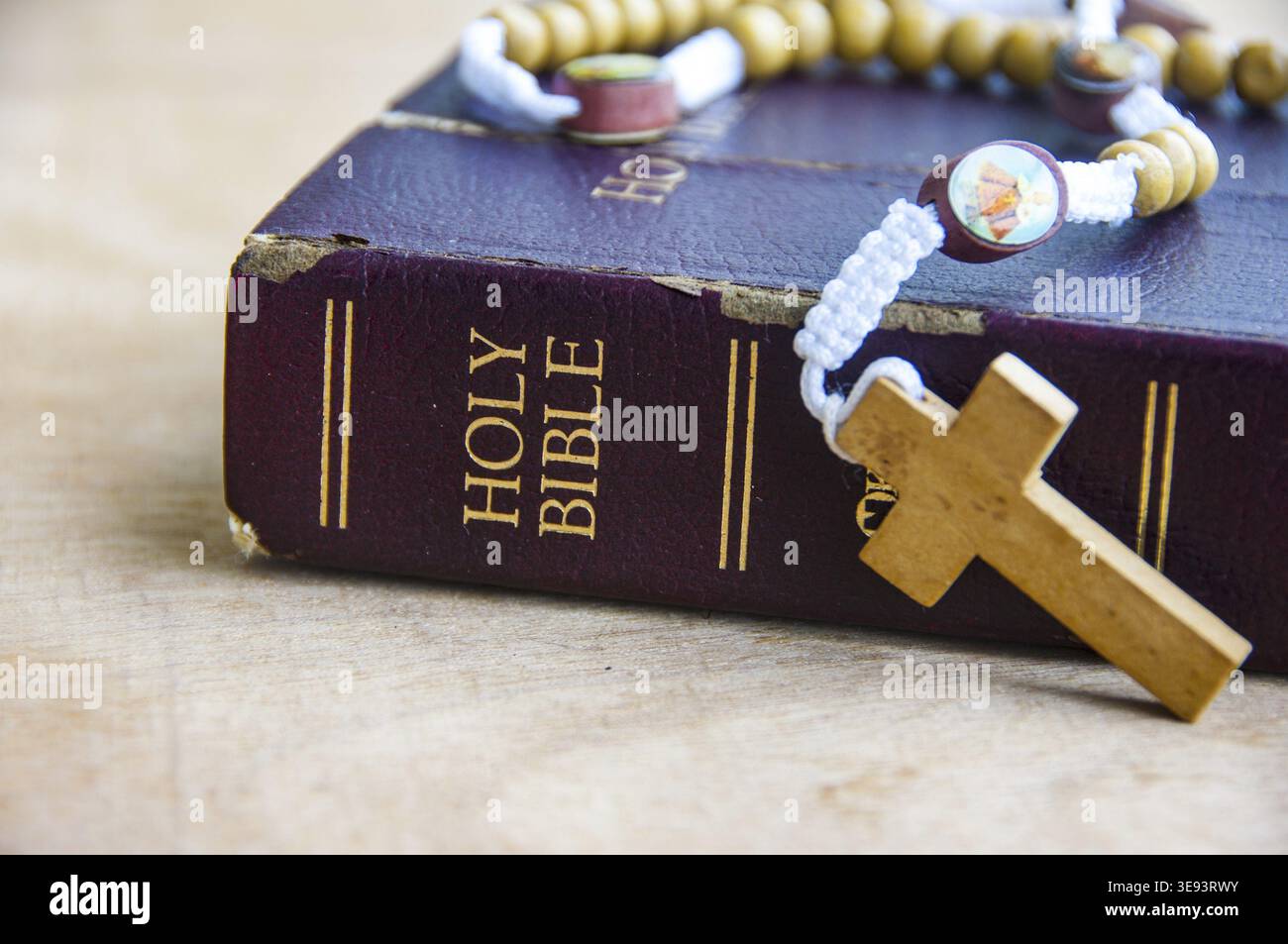 Simple et sacrée, cette image honore la présence de la parole de Dieu comme centre de la vie chrétienne Banque D'Images