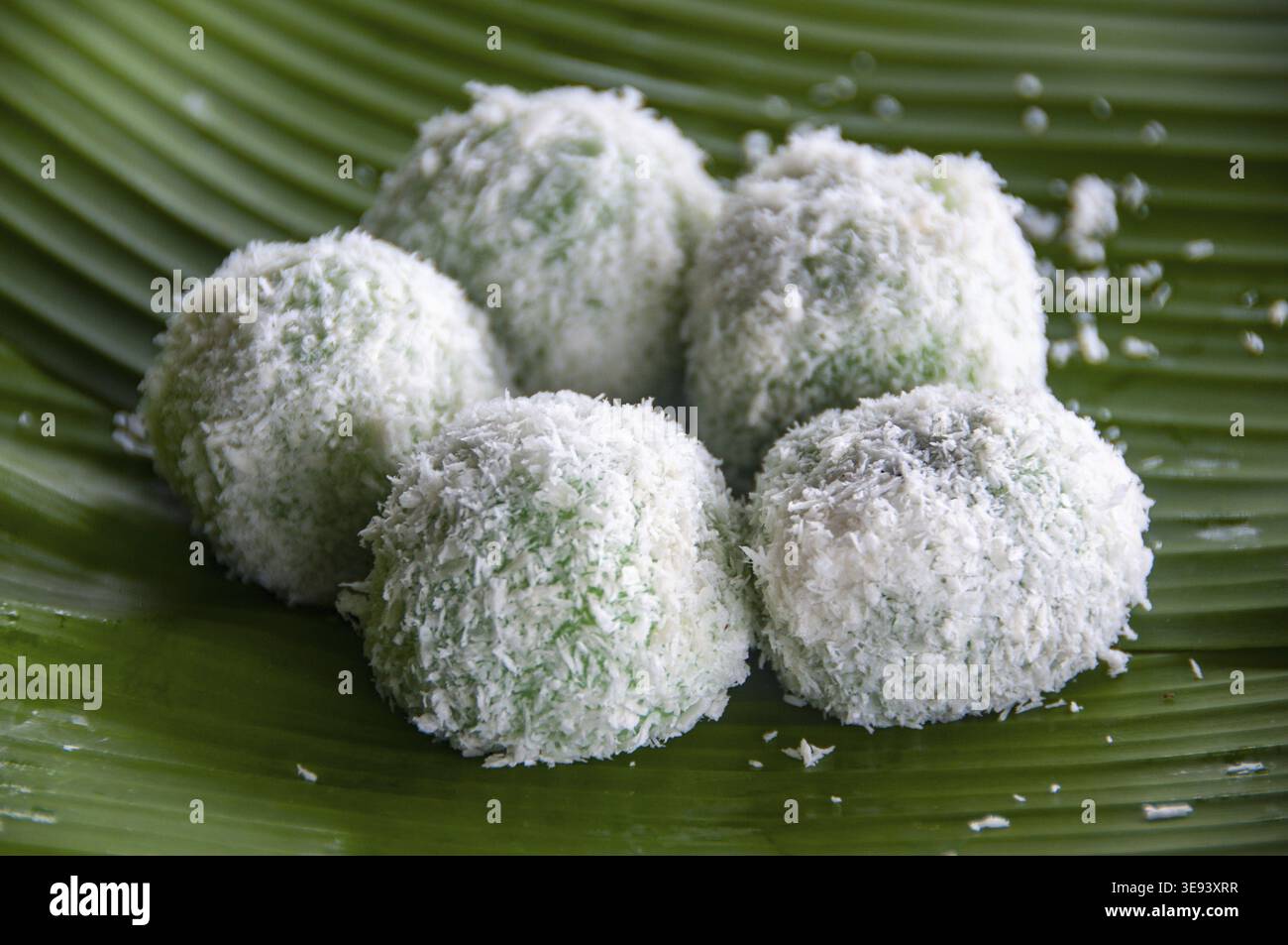 Délicieuse onde traditionnelle avec garniture gula melaka et enrobage de noix de coco Banque D'Images