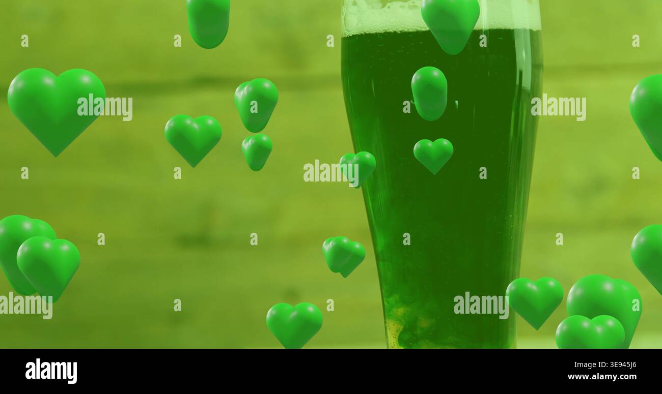 Fizz libérant des bulles et formant de la mousse, grand verre montrant des coeurs flottants pour les annonces de boissons Banque D'Images