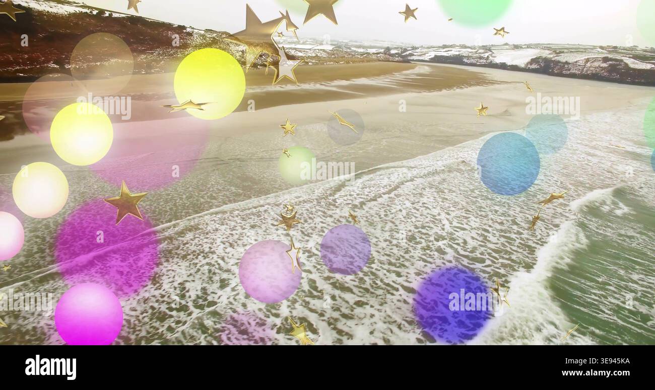 Montrant le rivage et le surf roulant sur le sable humide sur la plage, cercles bokeh et étoiles dorées superposées Banque D'Images