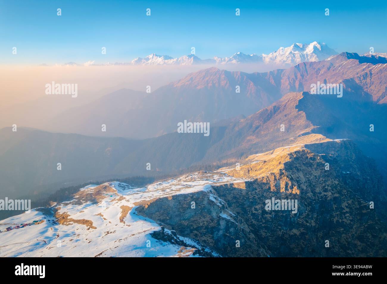 Vivez le frisson d'explorer les montagnes escarpées et les vallées du temple Tungnath dans l'Uttarakhand, en Inde. Cette vue aérienne à couper le souffle capture t Banque D'Images
