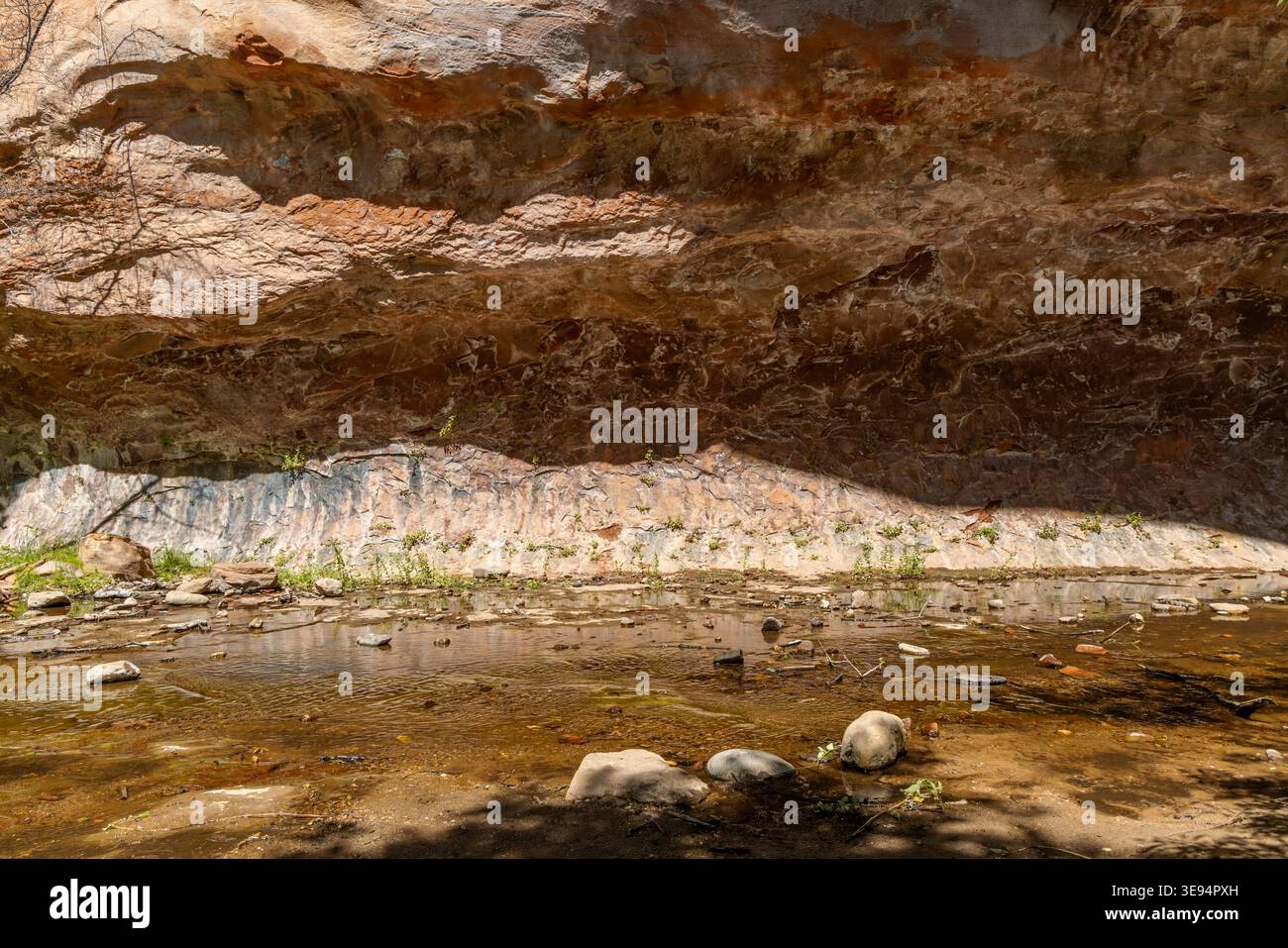 Collage de textures et de motifs dans un paysage naturel de voies navigables rocheuses Banque D'Images