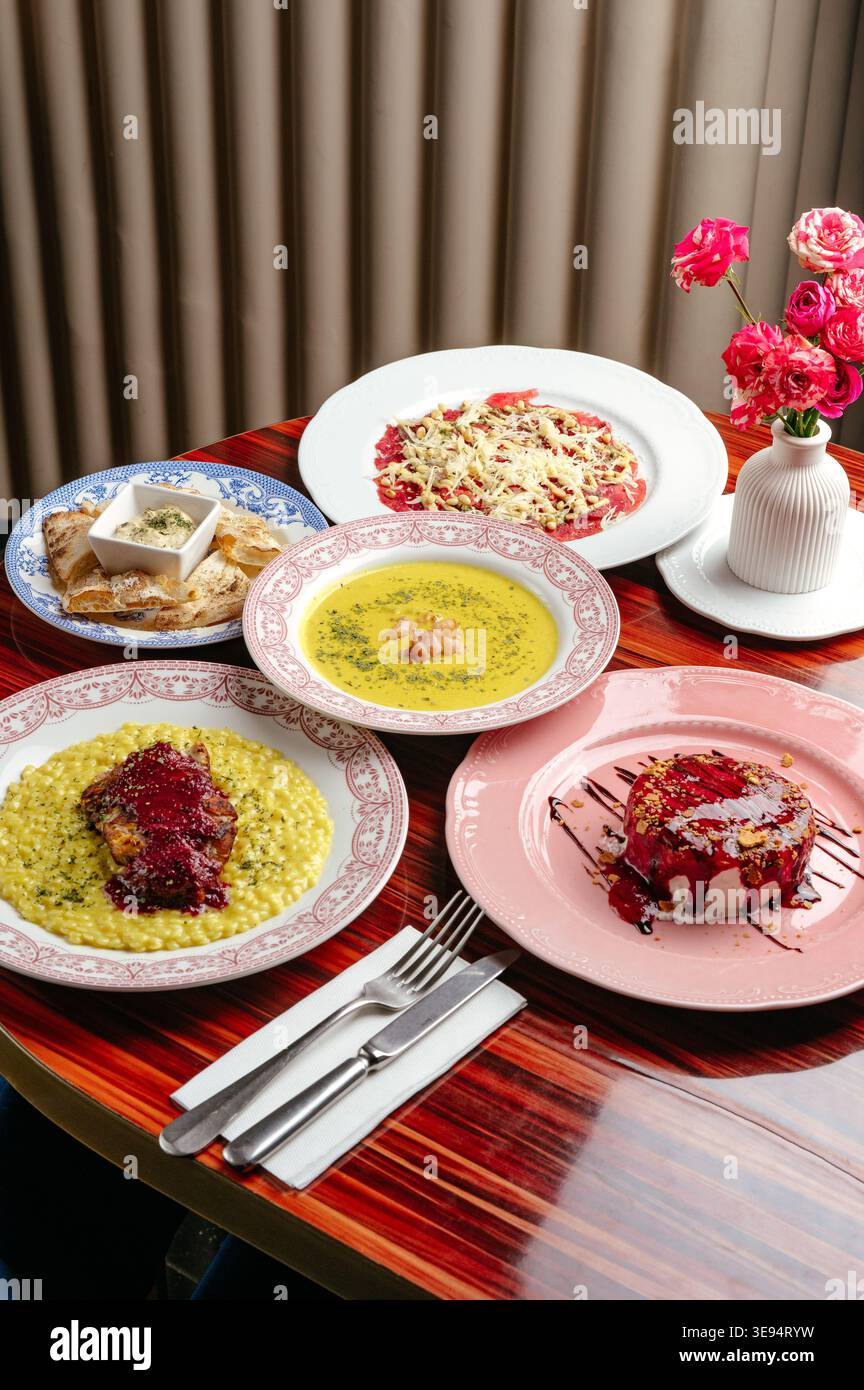 un ensemble de plats sur la table dans un restaurant Banque D'Images