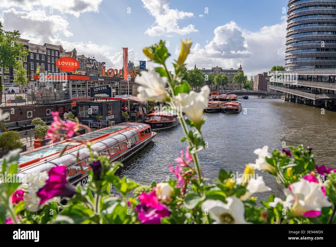 Gare de l'une des plus importantes compagnies d'excursions en bateau d'Amsterdam Banque D'Images