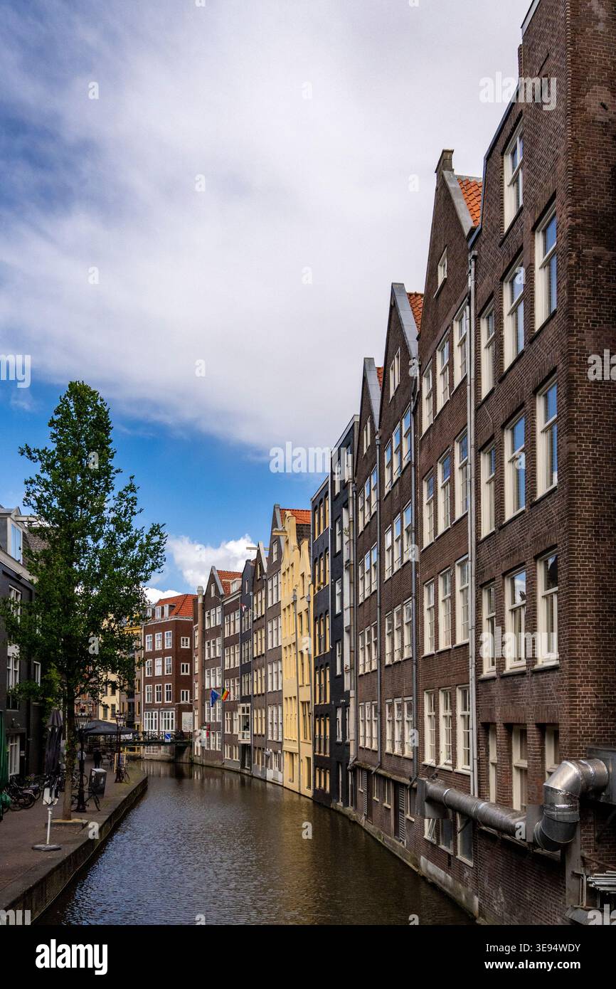 Vue traditionnelle sur le canal avec maisons historiques à pignons à Amsterdam Banque D'Images