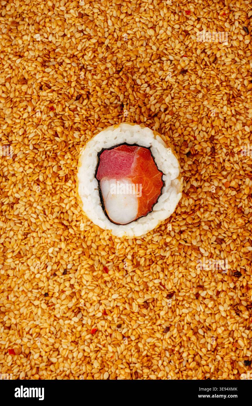 rouleau de sushi avec sésame et thon Banque D'Images