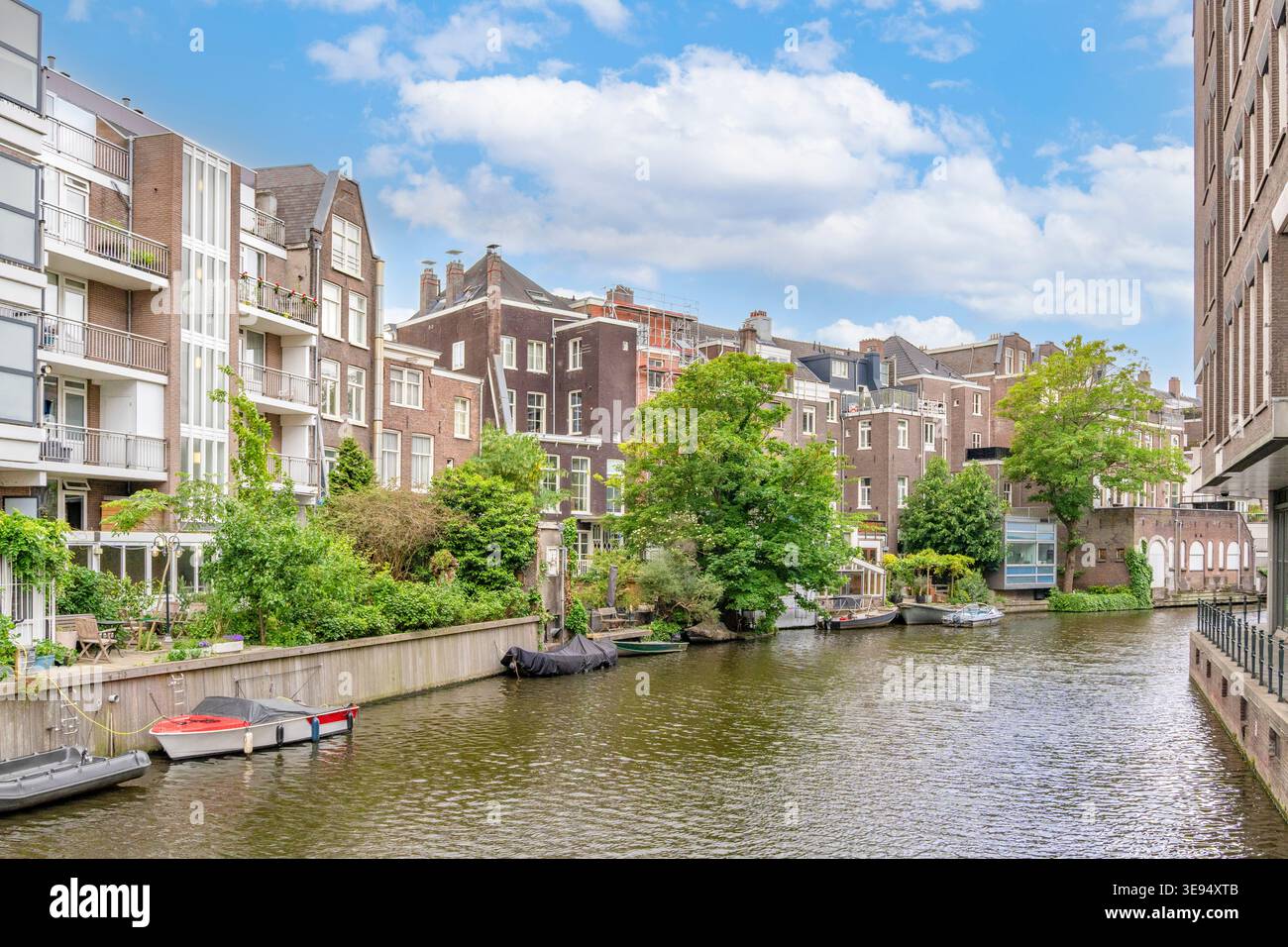 Architecture hollandaise traditionnelle et bateaux amarrés sur une voie navigable tranquille Banque D'Images
