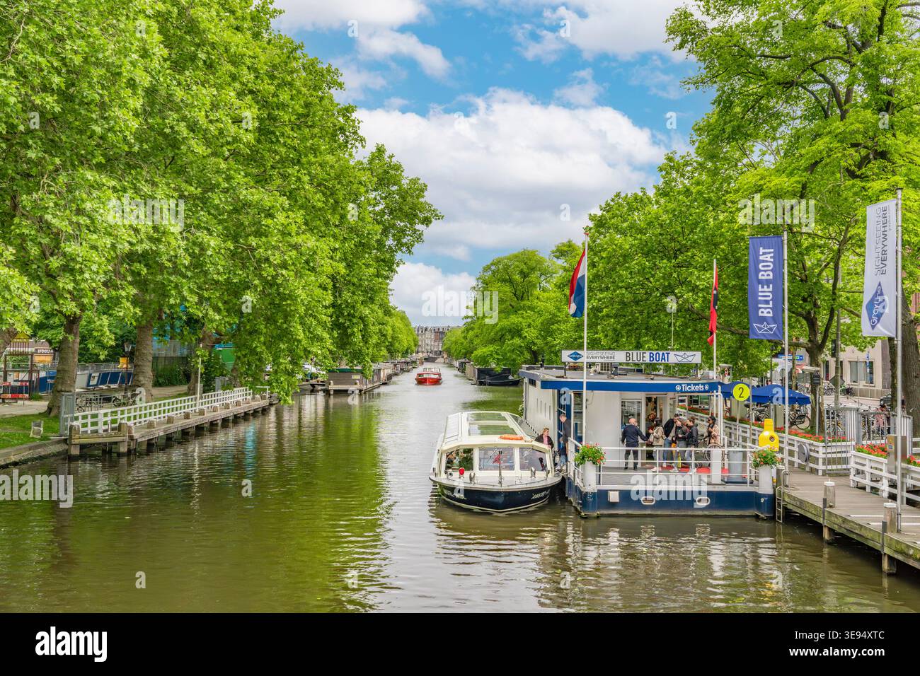 Point d'embarquement touristique sur une voie navigable tranquille d'Amsterdam Banque D'Images