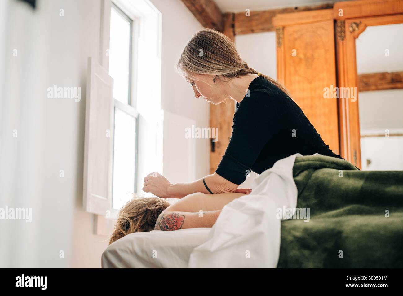 Femme effectuant le massage profond des tissus sur le client Banque D'Images