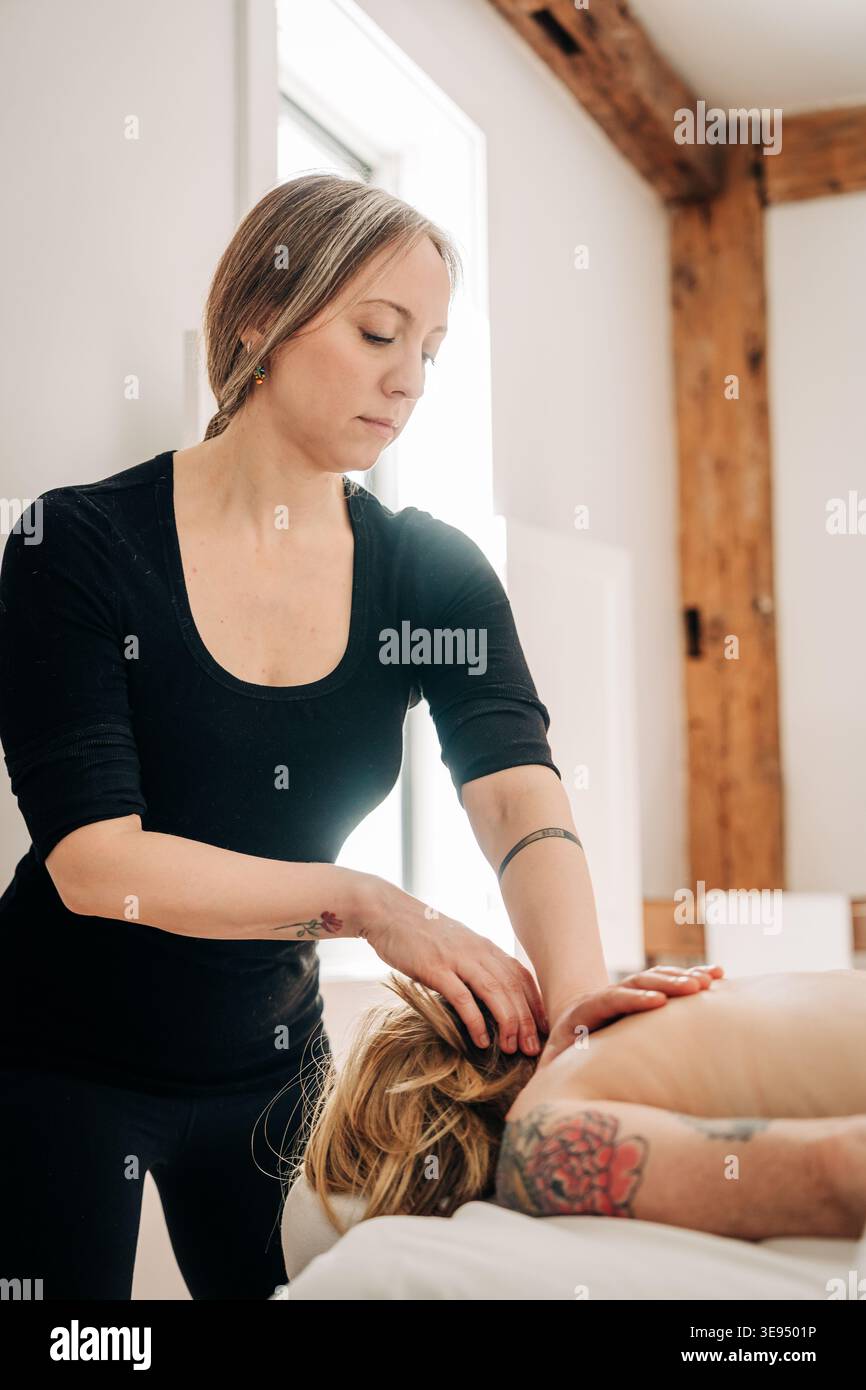 Thérapeute offrant un massage professionnel du cou et des épaules Banque D'Images