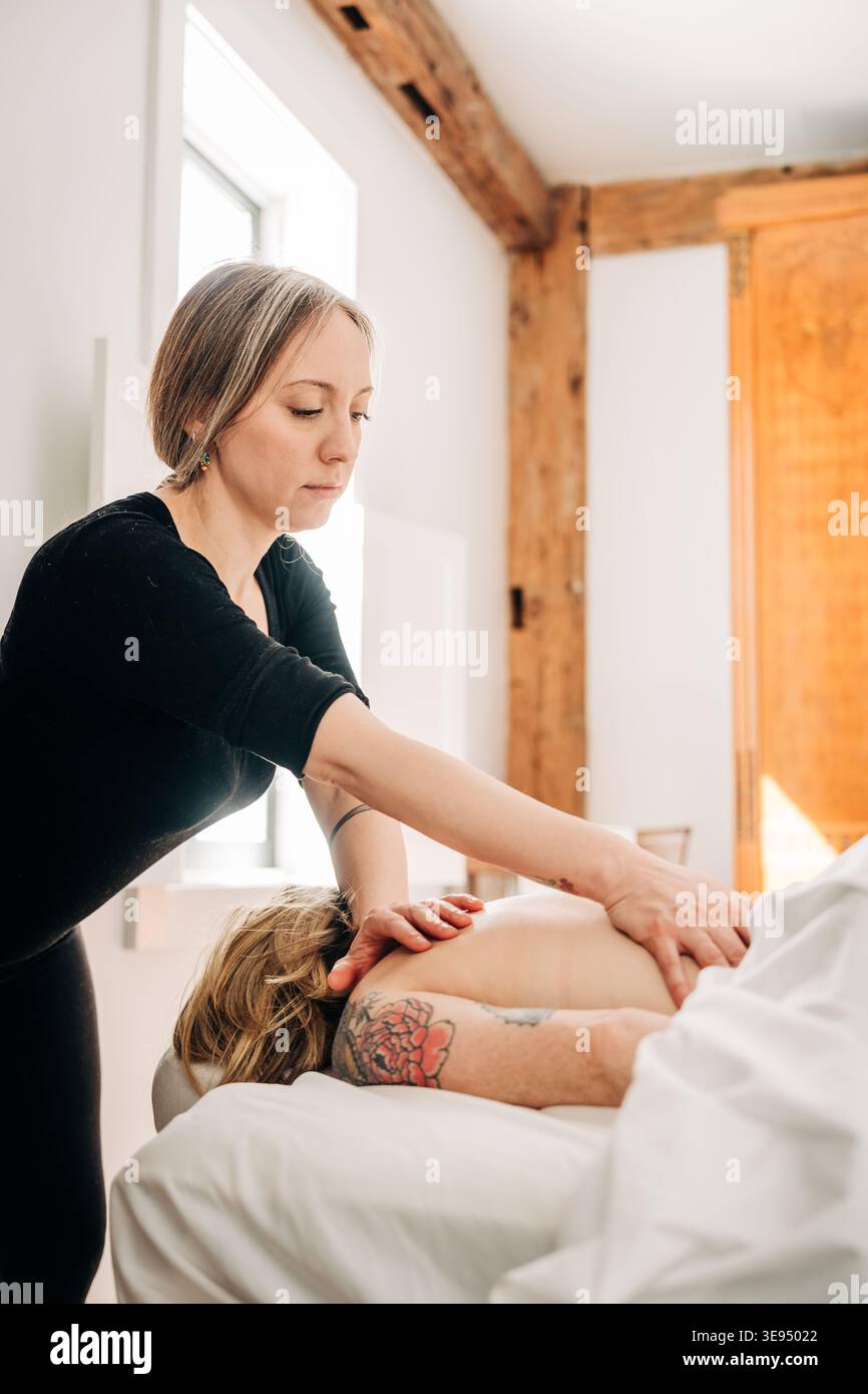 Thérapeute professionnel donnant un massage du dos Banque D'Images