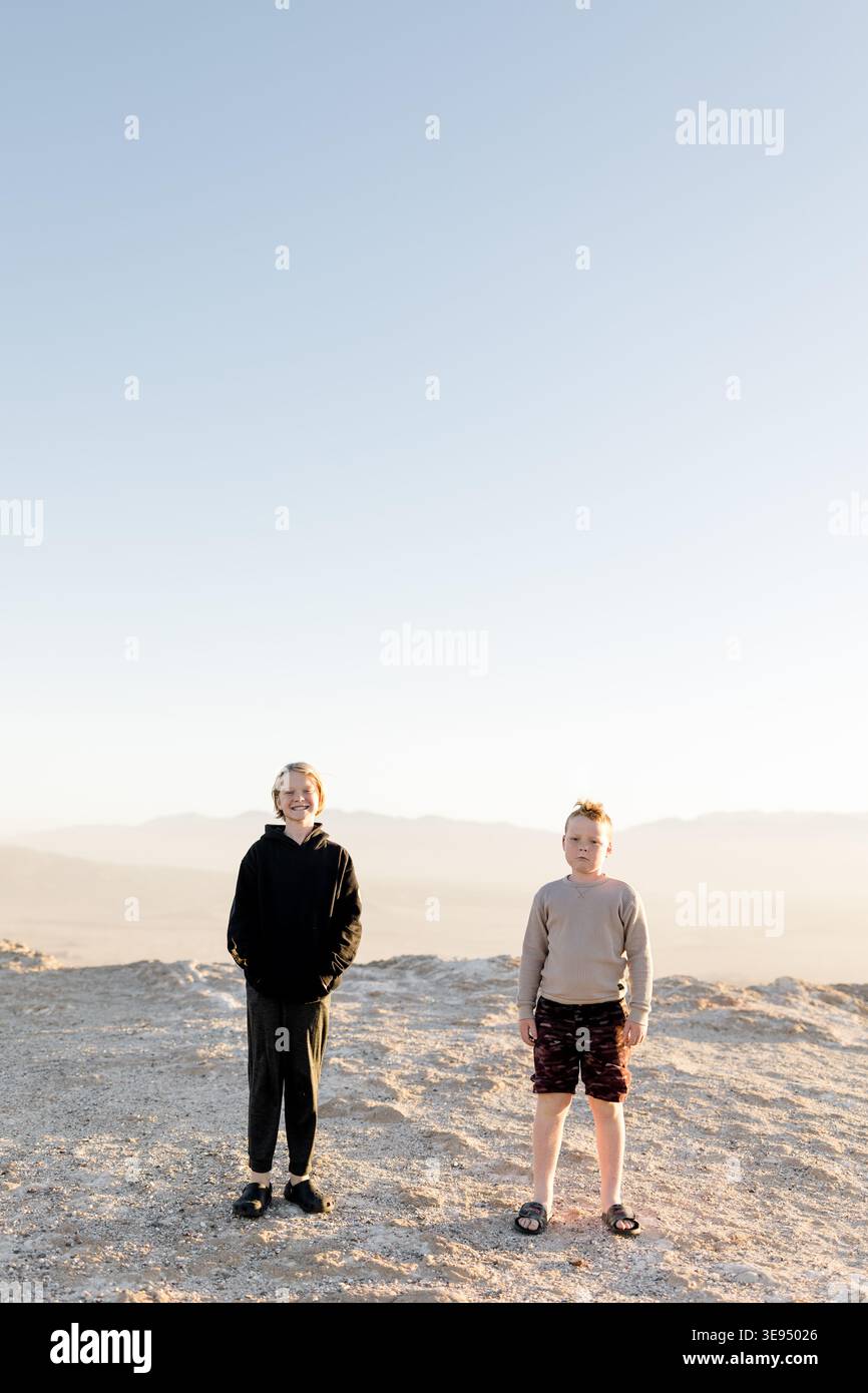 Brother pose à font's point à Borrego Springs, CA Banque D'Images