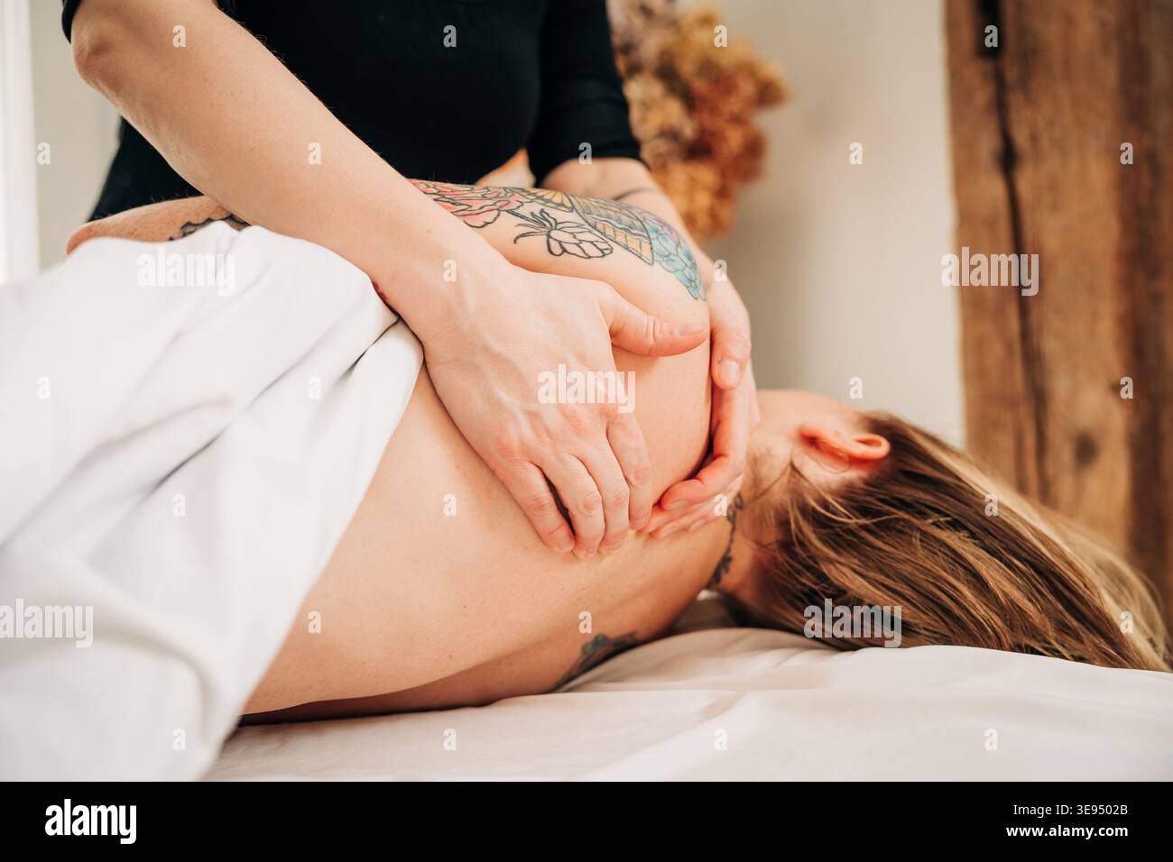 Massothérapeute donnant un massage des épaules et du cou Banque D'Images