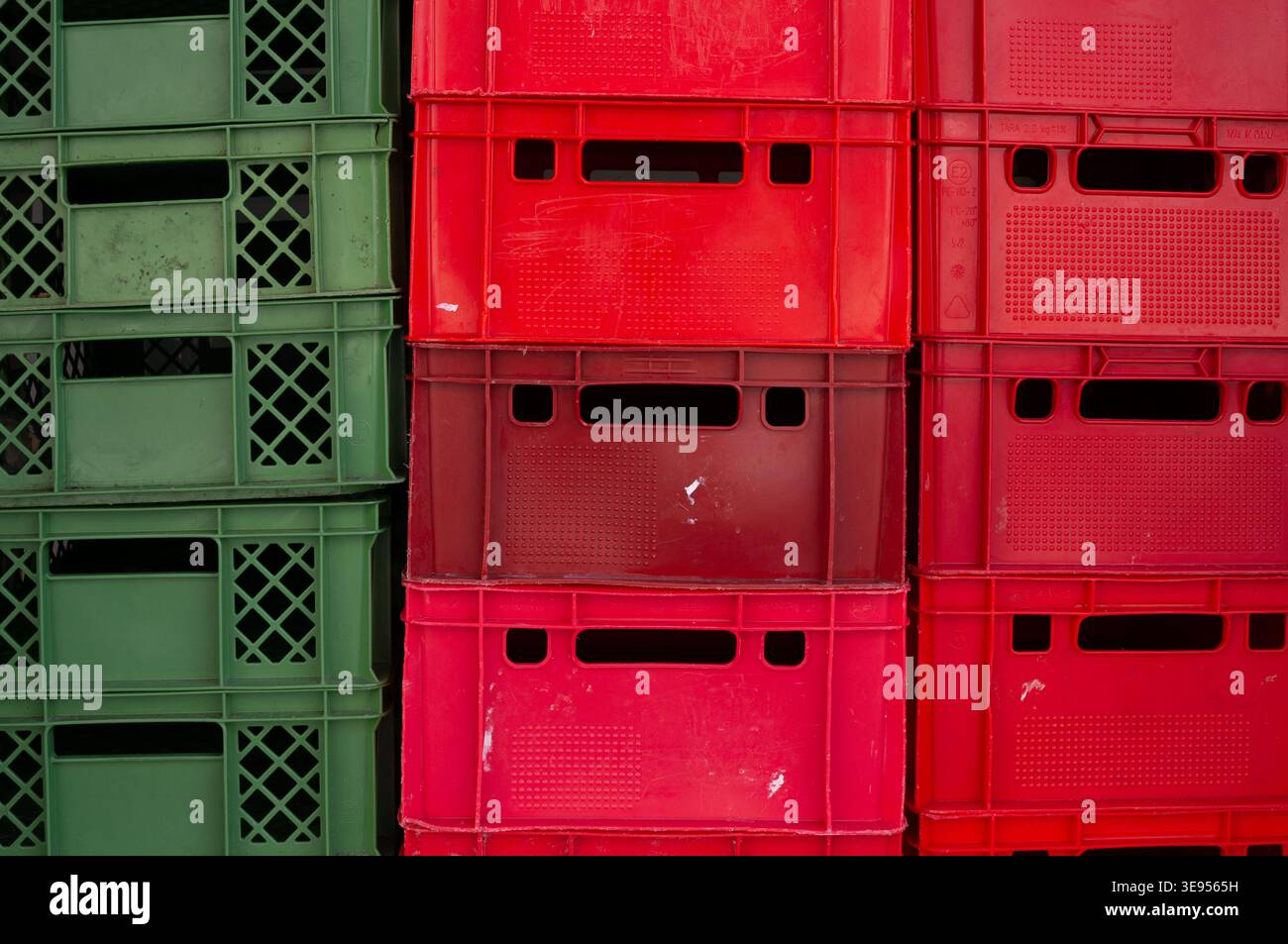 caisses et boîtes en plastique fond rouge et vert Banque D'Images