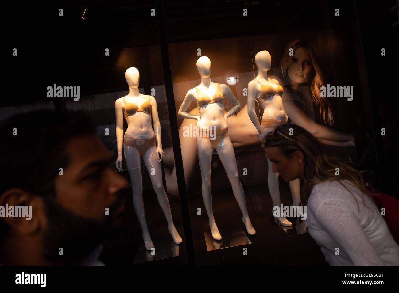 Les gens regardent des mannequins dans une vitrine en verre. Banque D'Images