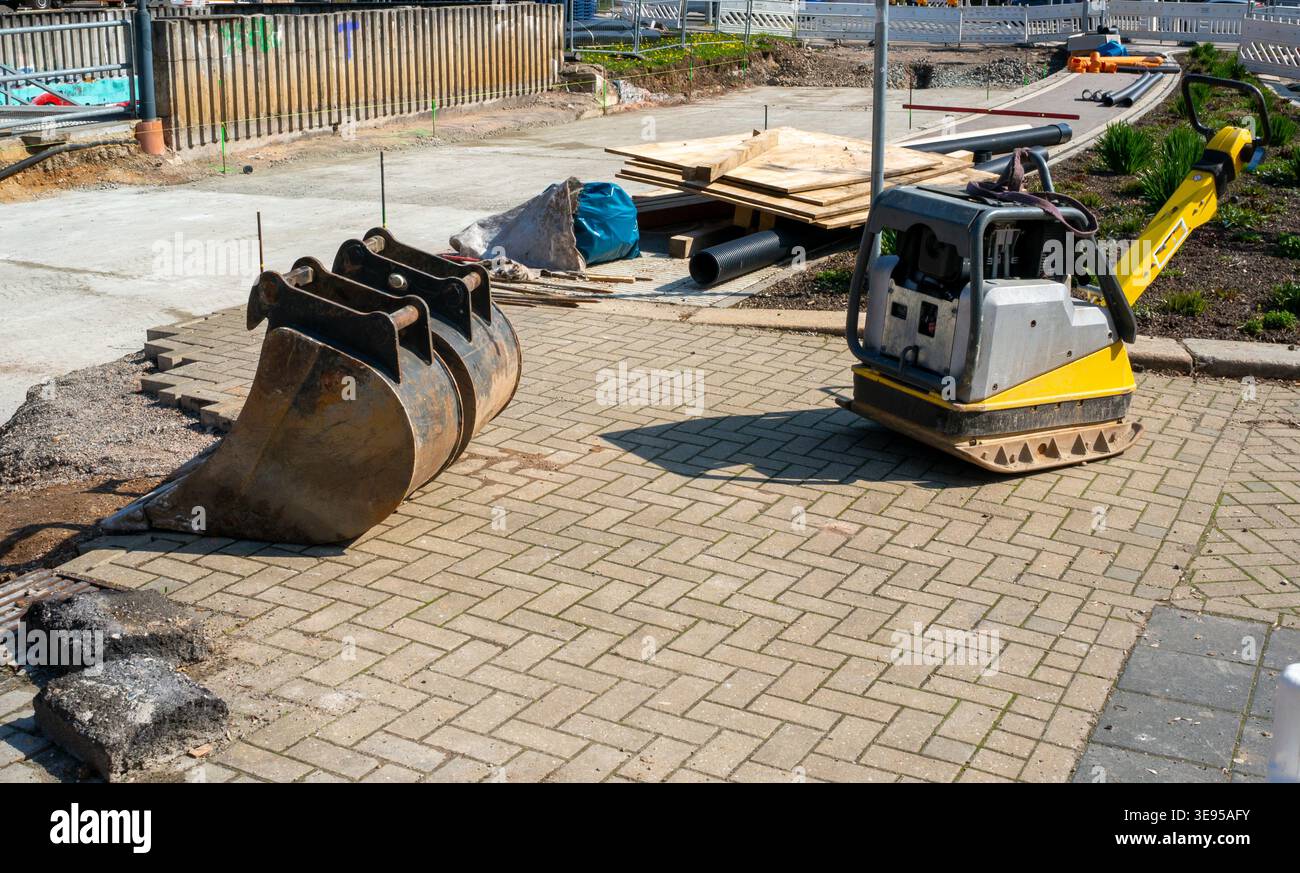Plaque vibrante pour chantier de construction de routes et godets d'excavateur Banque D'Images
