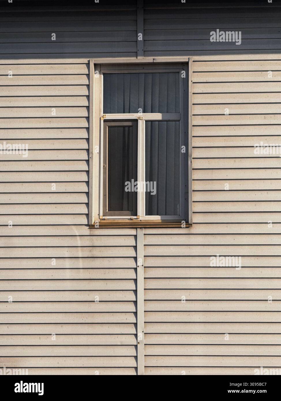 Fenêtre de maison avec ombre sur le dessus et texture - Image de stock capturée avec un smartphone