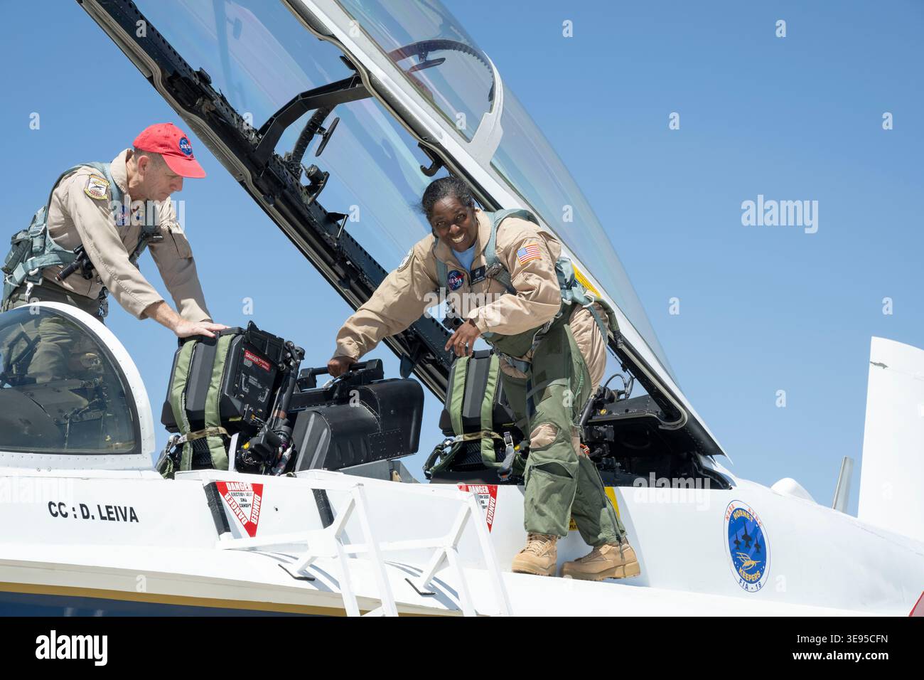 Laurie Grindle, directrice adjointe du centre, sort d’un avion F/A-18 après avoir effectué un vol incitatif pour les employés à Armstrong Flight Resea de la NASA Banque D'Images