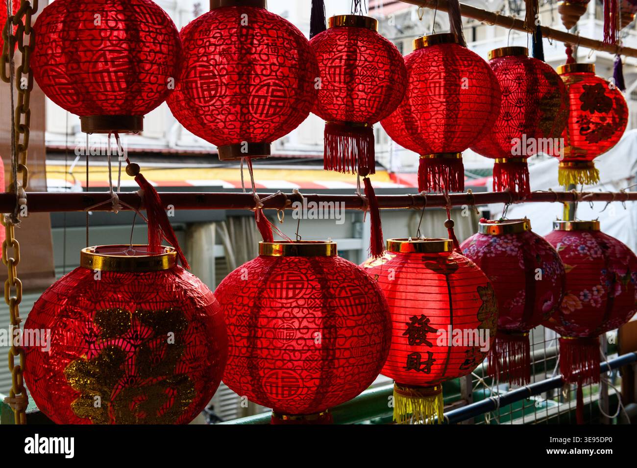 Lanternes rouges, en papier, suspendues à vendre à Singapour avant la célébration du nouvel an chinois. Banque D'Images