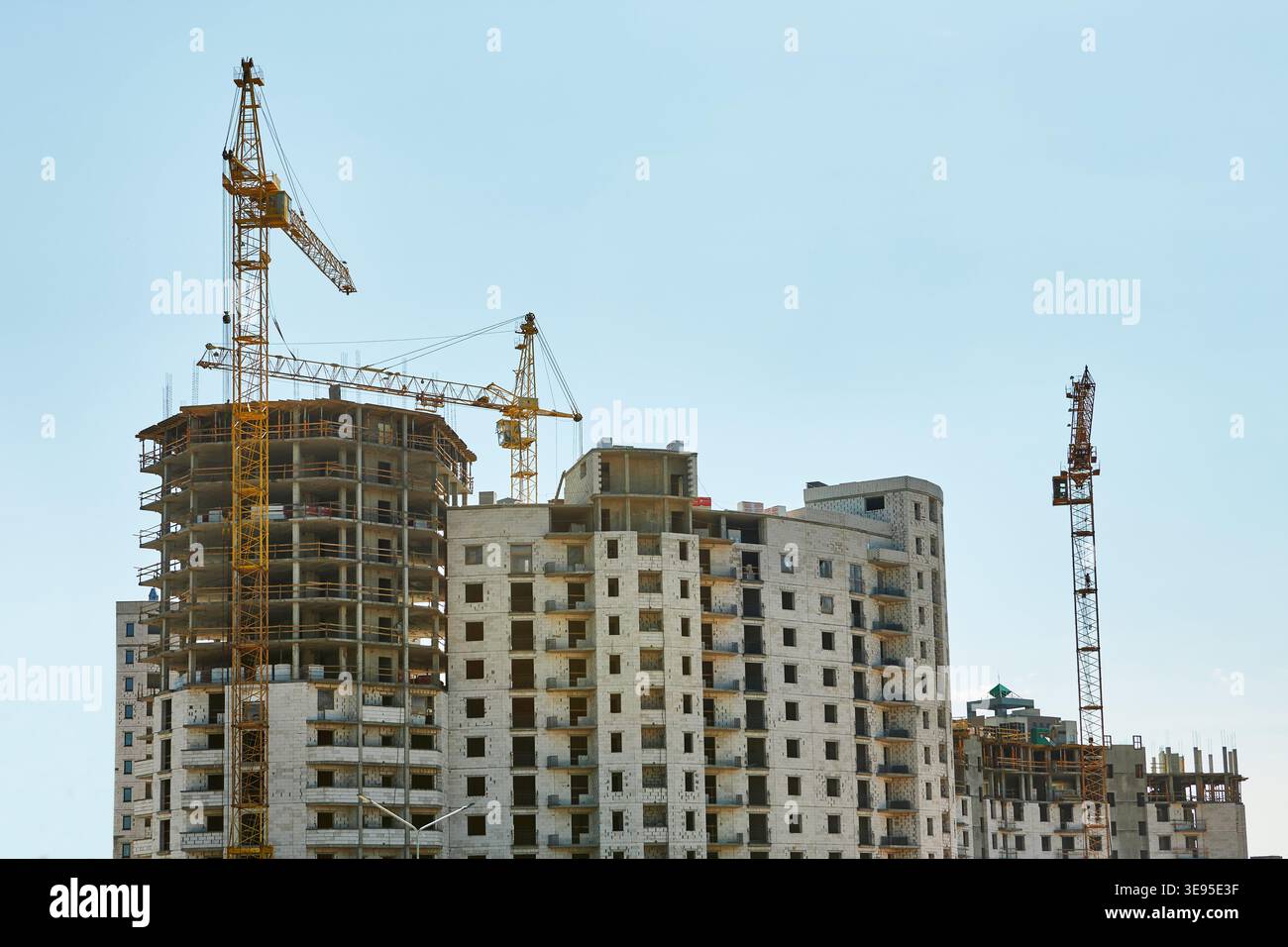 Grues à tour de construction sur un grand bâtiment Banque D'Images