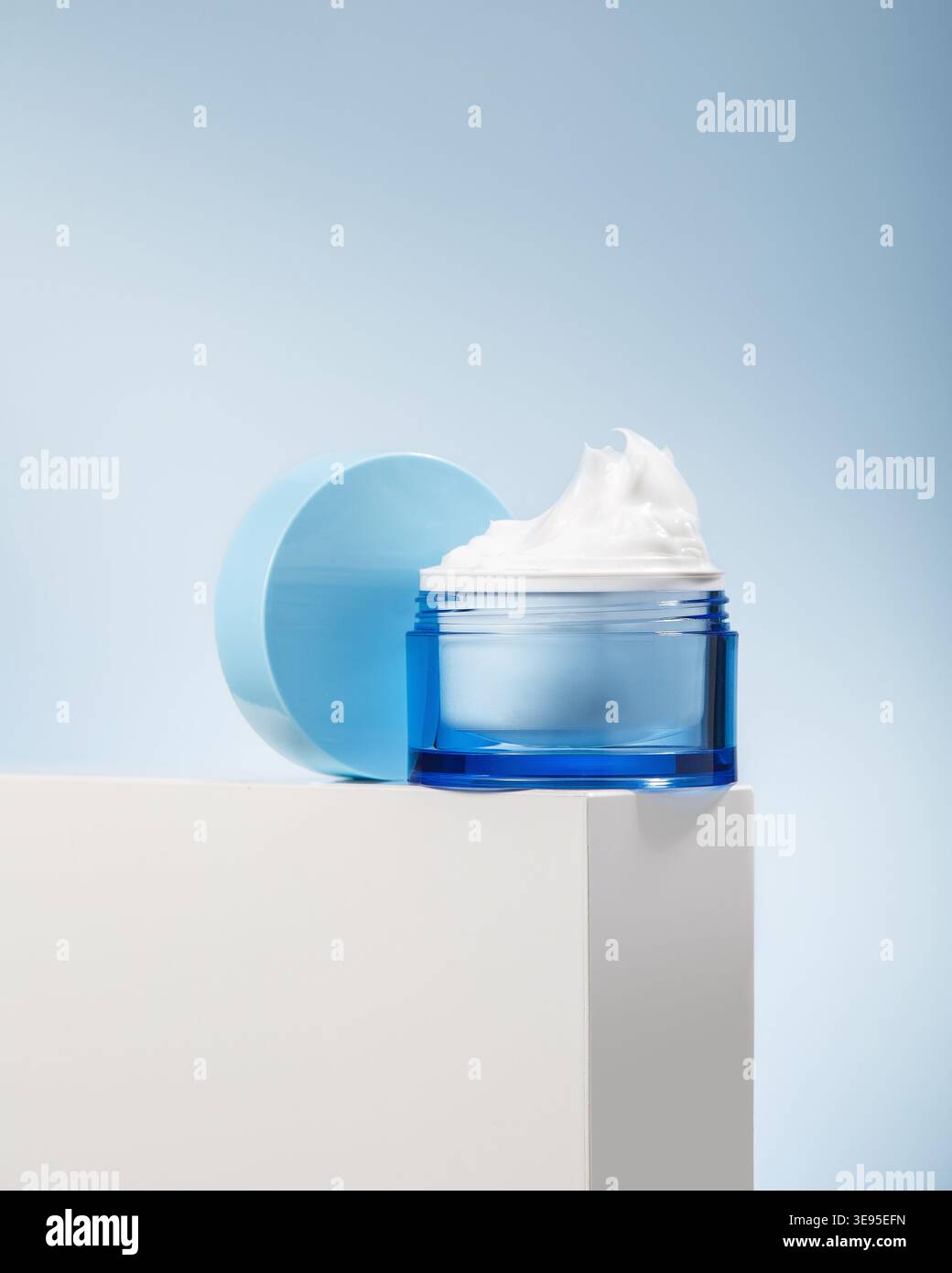 Pot de crème visage bleu avec couvercle ouvert Banque D'Images
