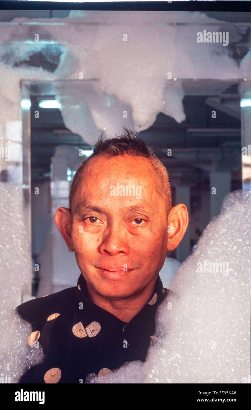 Artiste David Medalla, Londres, années 1990 Il était un artiste international philippin et un activiste politique. Son travail va de la sculpture et de l'art cinétique à la peinture, l'installation et la performance réduites Banque D'Images
