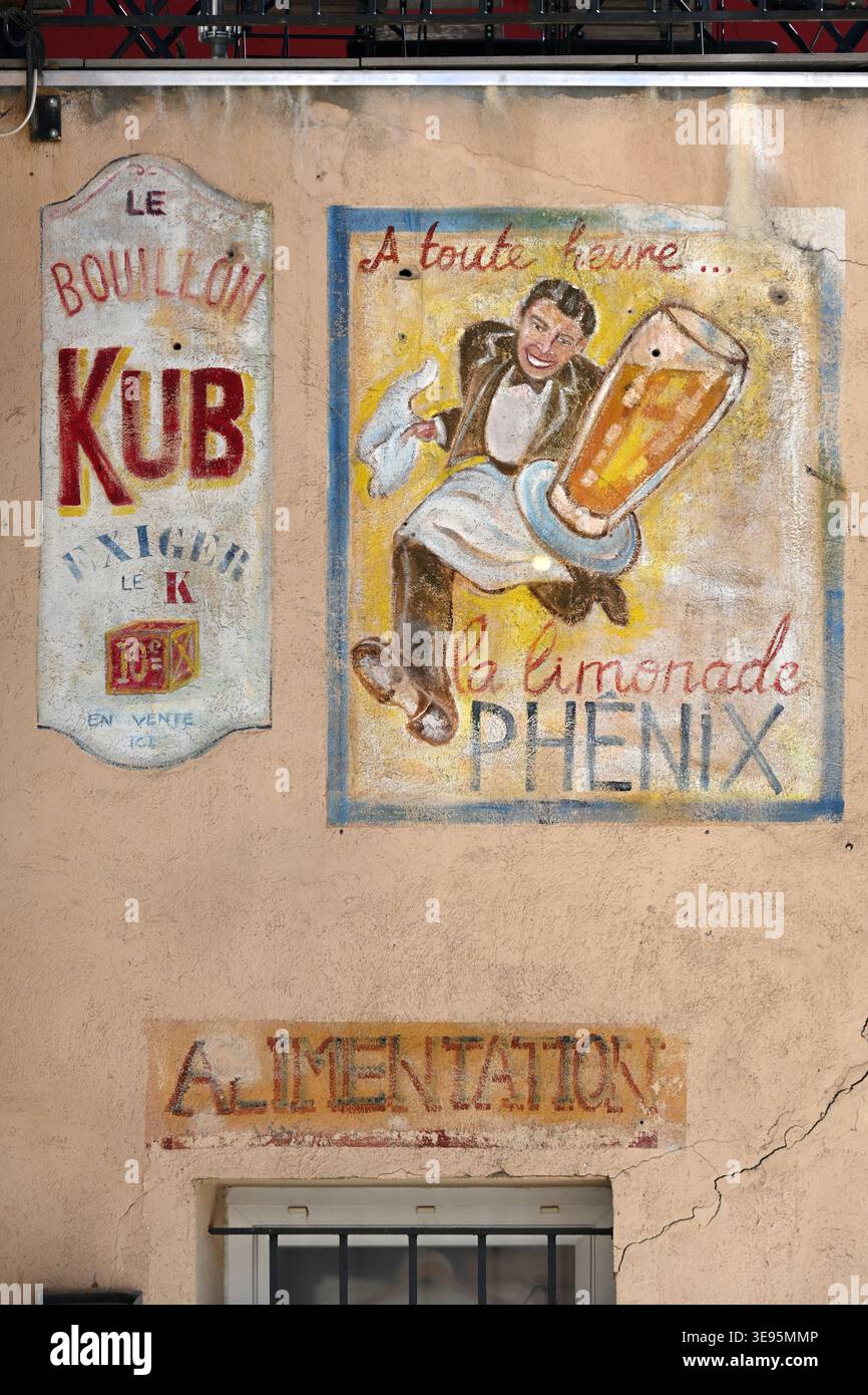 Publicité murale peinte ancienne ou vintage ou publicité avec serveur dans le café portant plateau avec Lemonade & Kub publicité dans la vieille ville Aix-en-Provence France Banque D'Images
