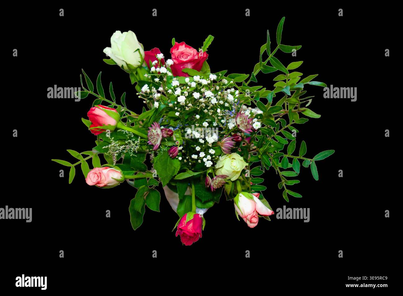 Un bouquet floral vibrant avec des roses roses et blanches, une délicate gypsophila blanche et des feuilles vertes fraîches. Prise de vue à partir d'une perspective descendante (à plat) et isolée sur un arrière-plan transparent. Parfait pour les invitations de mariage, la fête des mères et les conceptions romantiques. bouquet de fleurs avec des roses et gypsophila isolé sur fond transparent. Vue de dessus de l'arrangement floral de printemps, mariage et concept de cadeau de vacances. Photo de haute qualité Banque D'Images