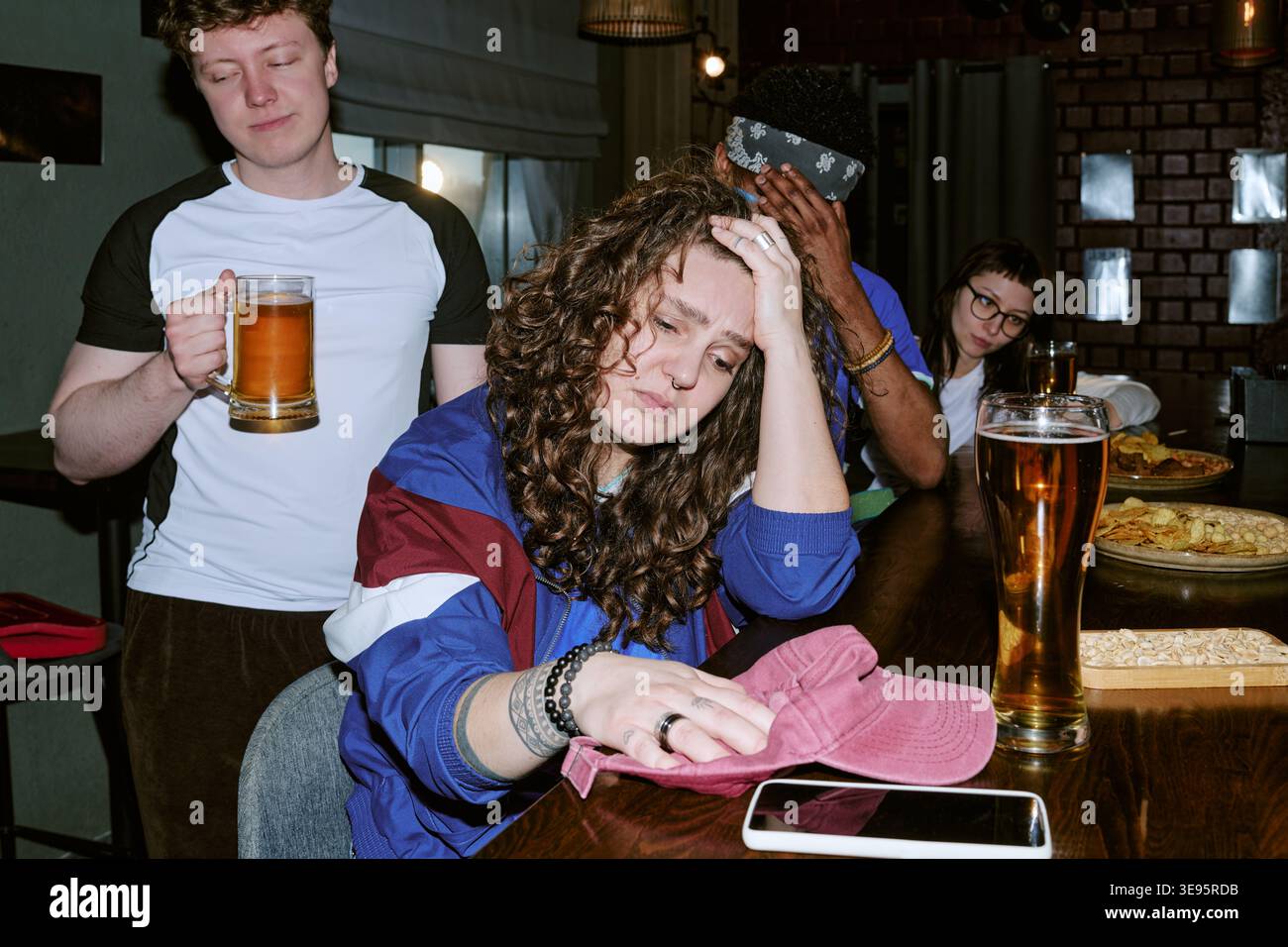 Femme adulte se sentant déçue après l'événement d'observation du bar sportif Banque D'Images