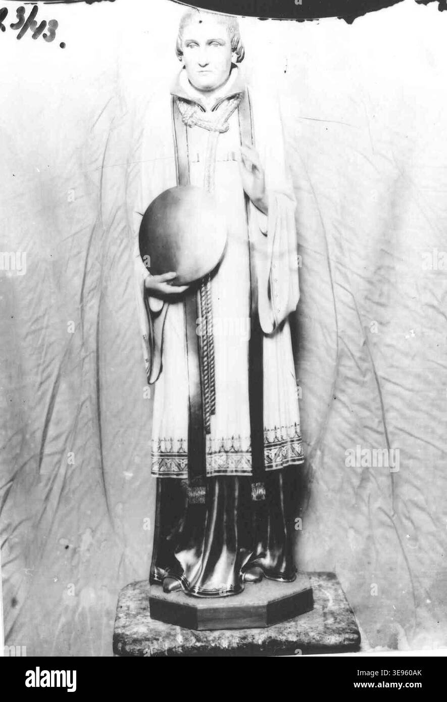 La statue d'un saint prêtre, photographiée vers 1900, est de la collection de Kunstwerkplaatsen Cuypers & Co. La photographie montre une image détaillée d'un prêtre saint, avec une corde autour du cou et un disque dans sa main droite. Banque D'Images