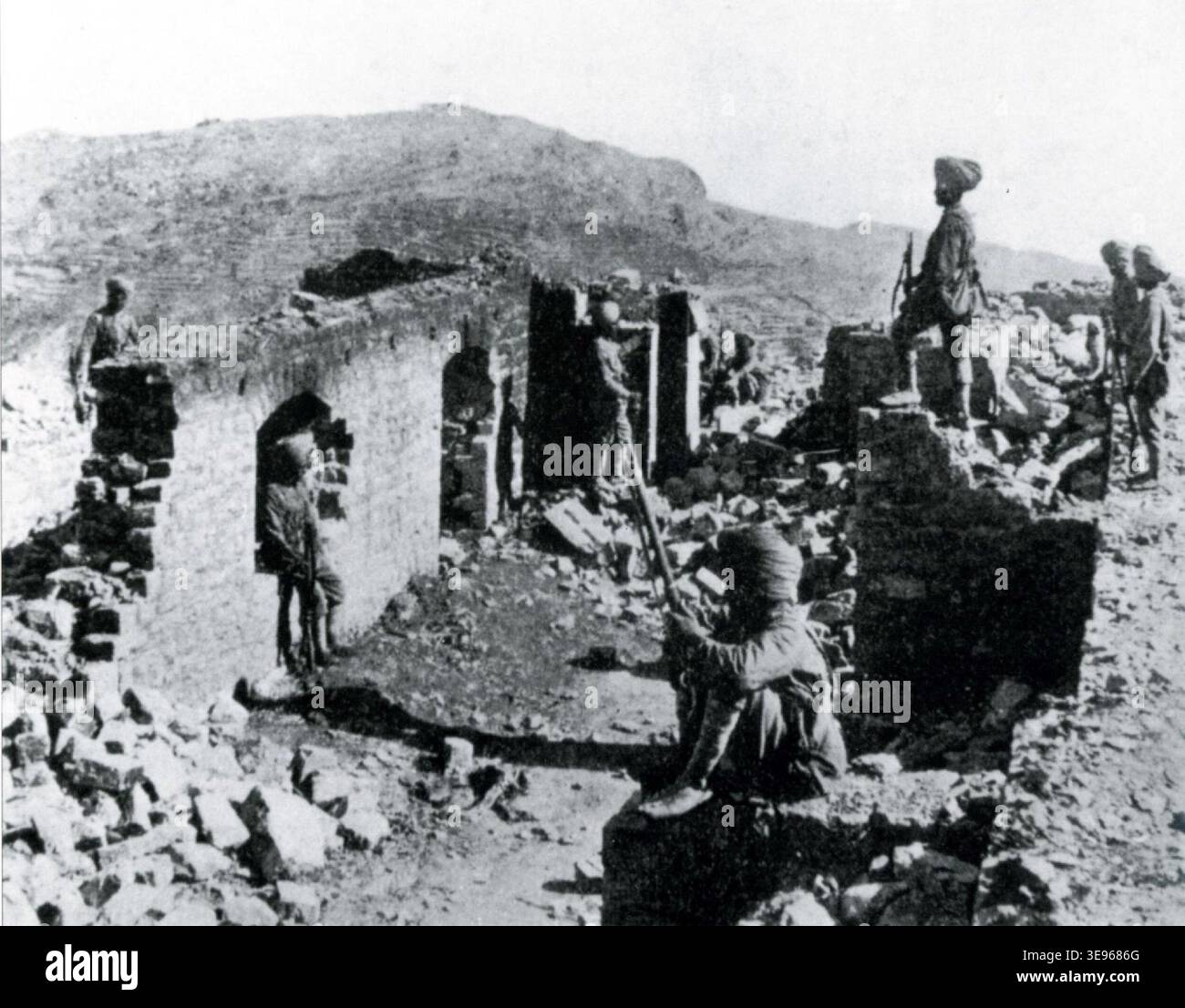 Saragarhi Post (fin 1897) était un avant-poste indien britannique dont les ruines sont montrées avec le fort Lockhart au loin. Le tirage photographique historique documente les vestiges brûlés et l'entrée principale. L'impression démontre une reproduction d'archives neutre. Banque D'Images
