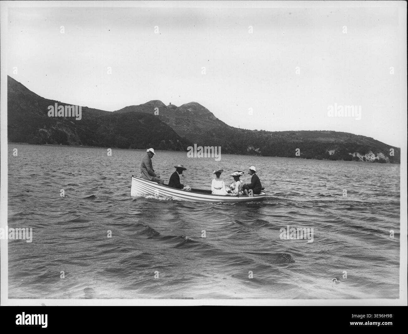 Henry Winkelmann (1860-1935) est un photographe néo-zélandais spécialisé dans les sujets maritimes. L'image d'archive enregistre le canot à huile de 14 pieds de J. Blomfield à Kaiarara en janvier 1904. Banque D'Images