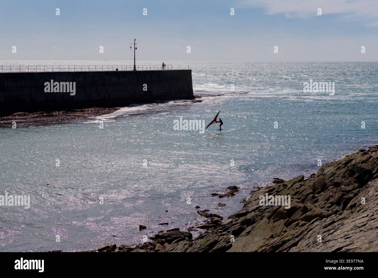 Voilure naviguant à côté de l'embarcadère du port à Porthleven, Cornouailles, Angleterre Banque D'Images