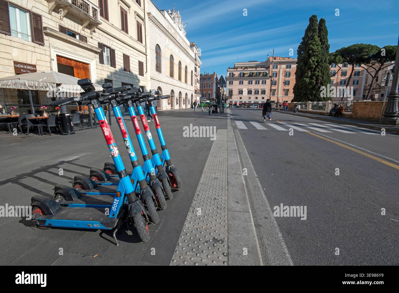 Scooters électriques garés à via di Torre Argentina, Rome, Italie Banque D'Images