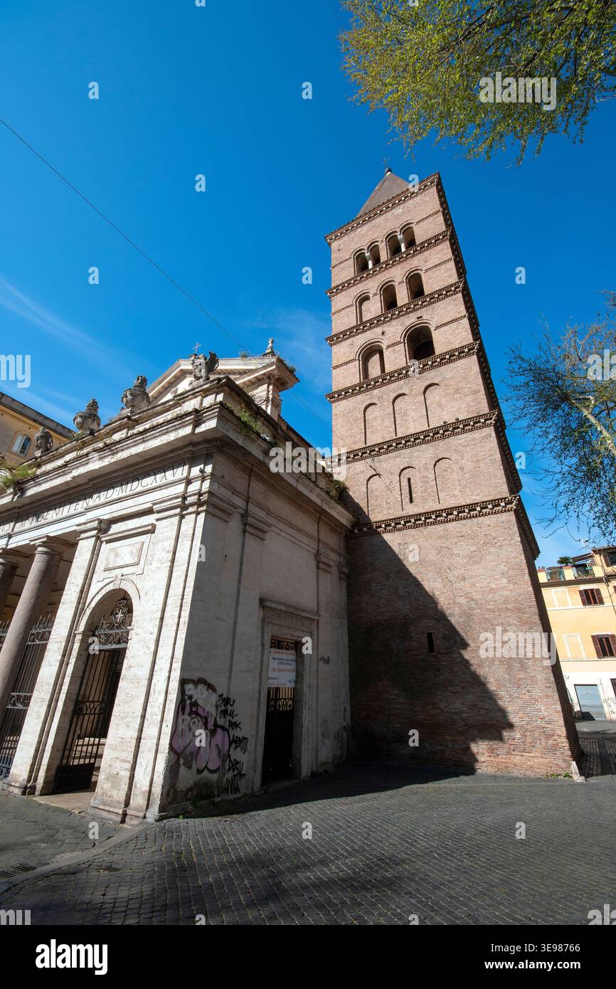 Église San Crisogono avec le clocher roman, Trastevere, Rome, Italie Banque D'Images
