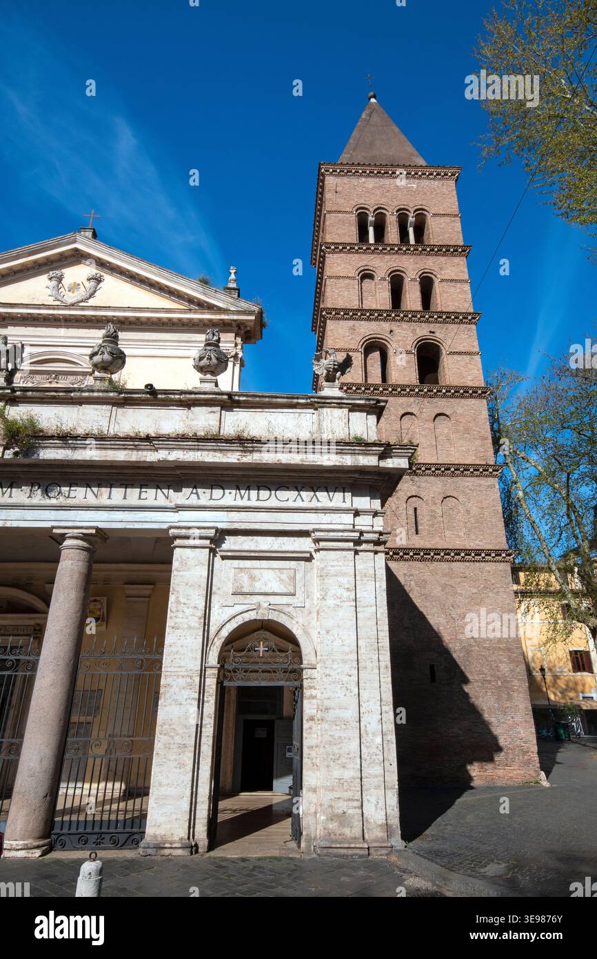 Église San Crisogono avec le clocher roman, Trastevere, Rome, Italie Banque D'Images