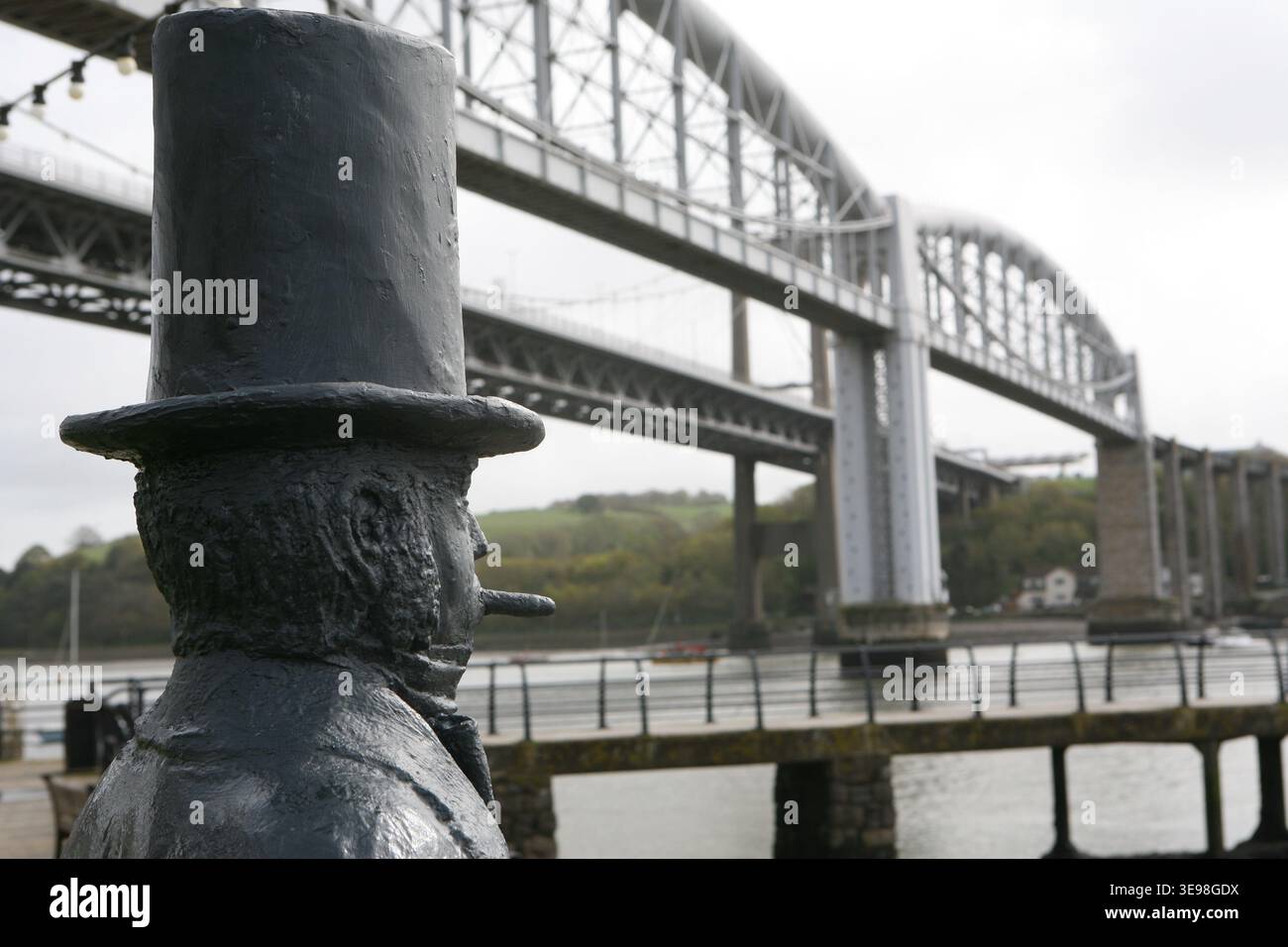 Statue de IK Brunel près du Royal Albert Bridge. Un pont ferroviaire qui enjambe la rivière Tamar en Angleterre entre Plymouth, Devon et Saltash, Cornouailles. Banque D'Images