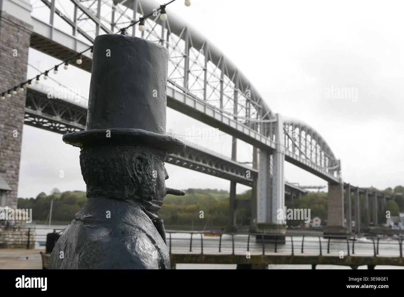 Statue de IK Brunel près du Royal Albert Bridge. Un pont ferroviaire qui enjambe la rivière Tamar en Angleterre entre Plymouth, Devon et Saltash, Cornouailles. Banque D'Images